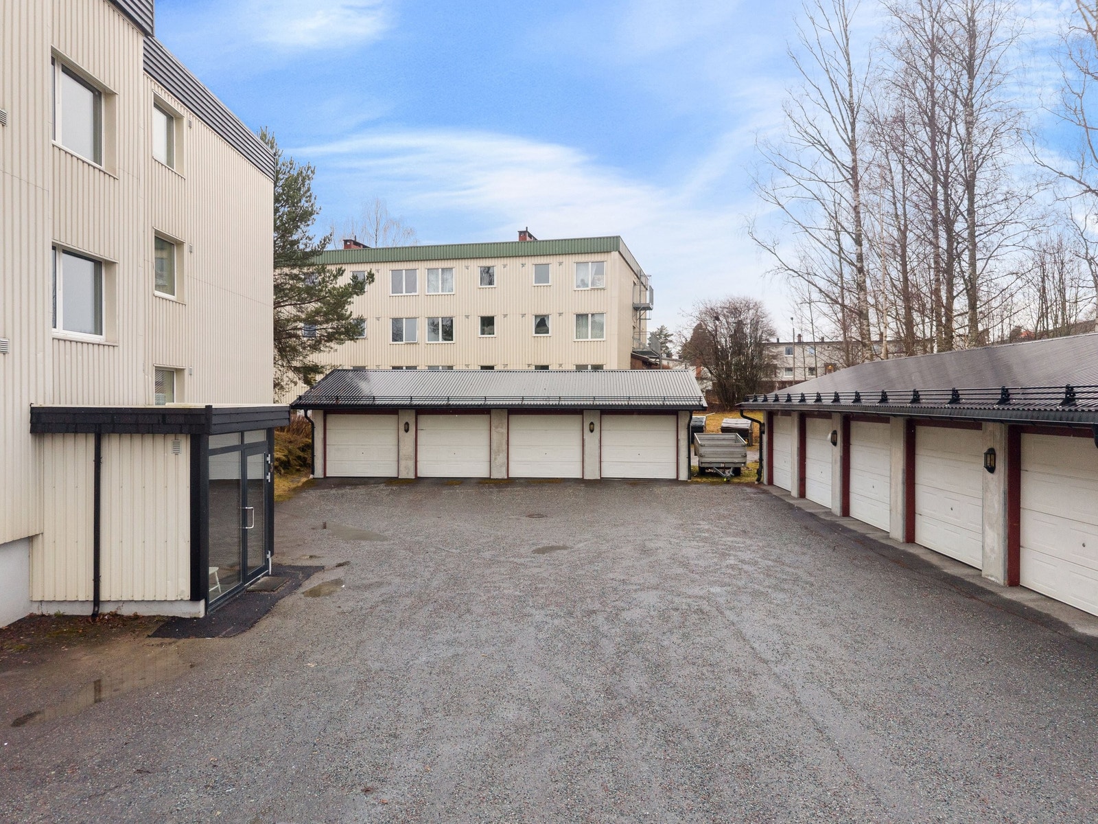 Inngangsparti med garasjer Galleribilde
