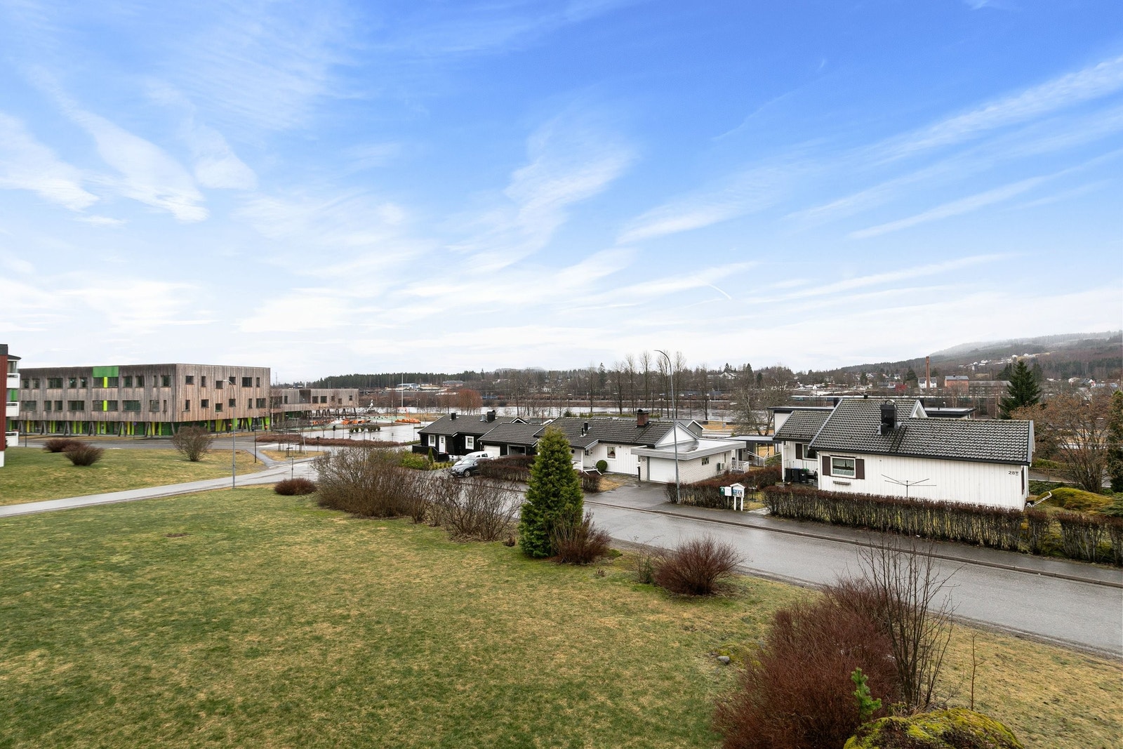 Utsikten fra balkongen mot ungdomsskolen og Glomma Galleribilde