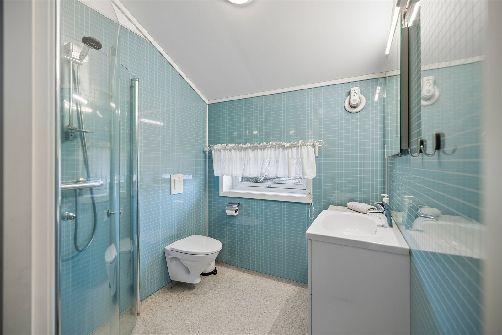 Badet i andre etasje ble oppgradert i 2017. Det har varmekabler, vegghengt toalett og dusjhjørne. Galleribilde