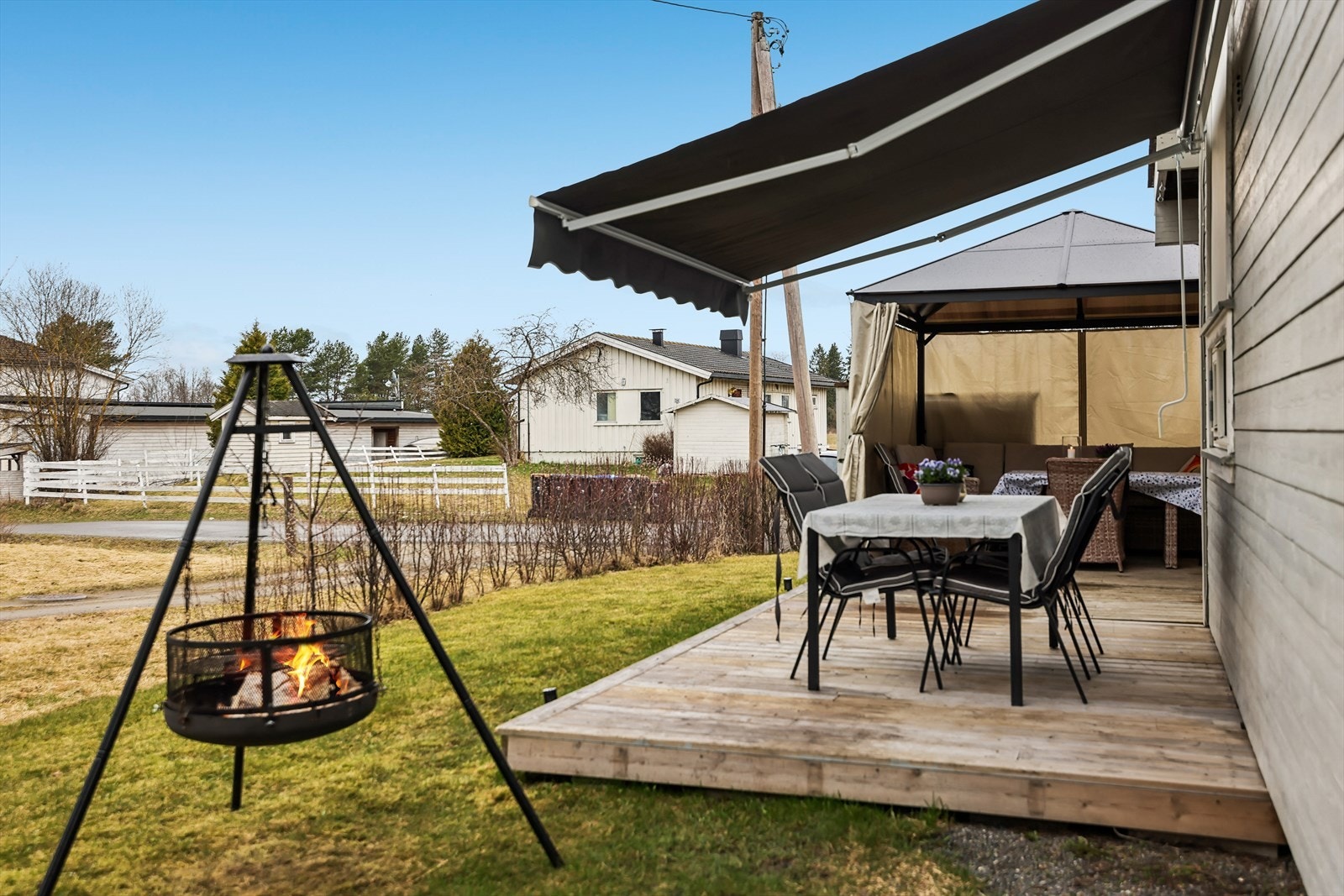 Her er det god plass til både spisebord og grill. Galleribilde