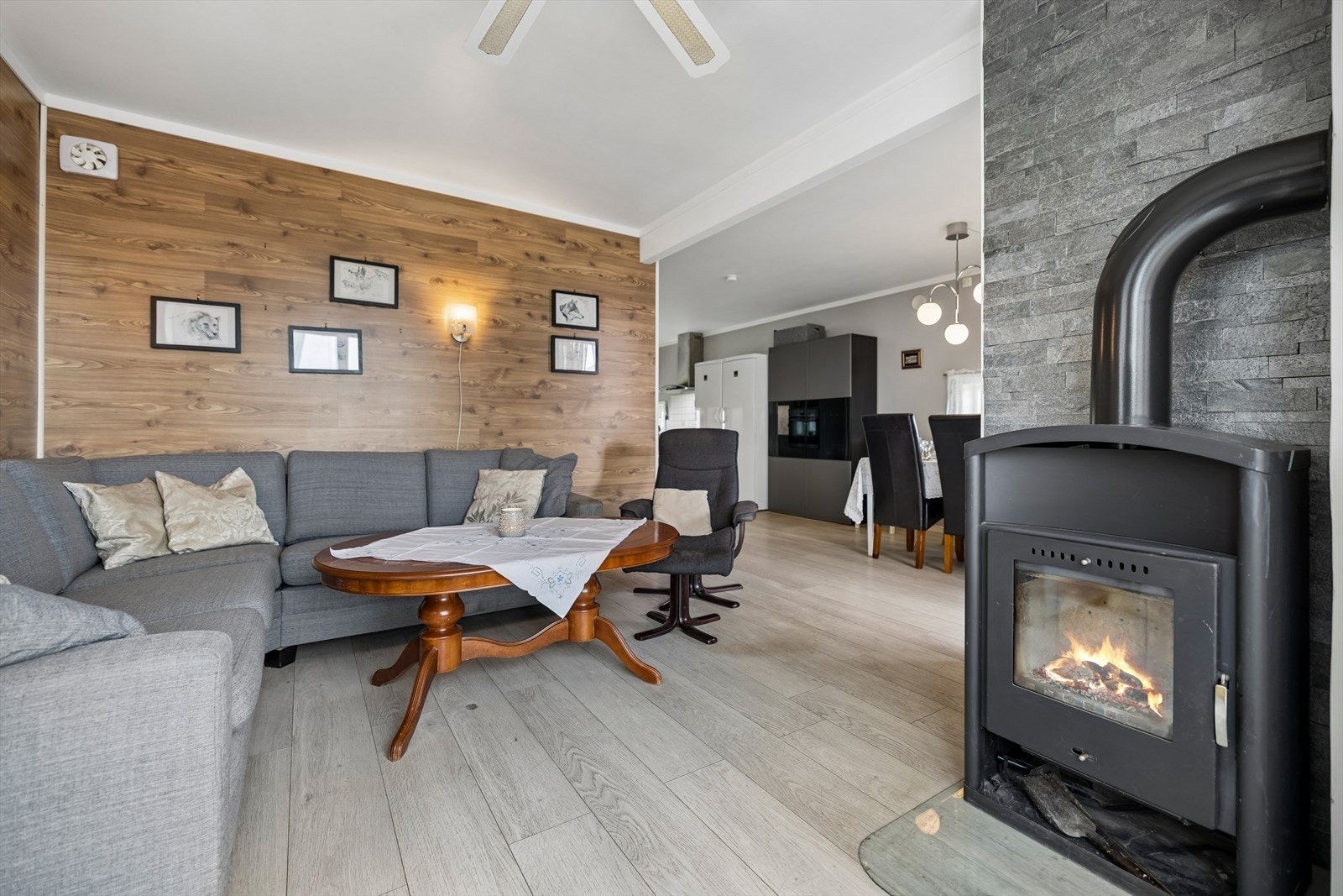 Peisovnen med glassplate under gir både varme og hygge. Pipen er belagt med skiferfliser. Galleribilde
