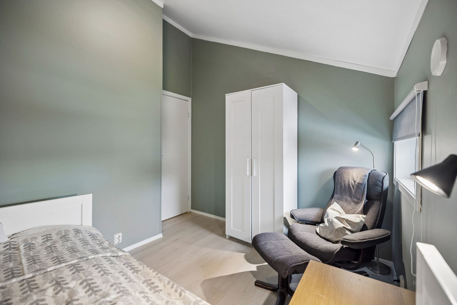 Et av soverommene har laminatgulv. Galleribilde