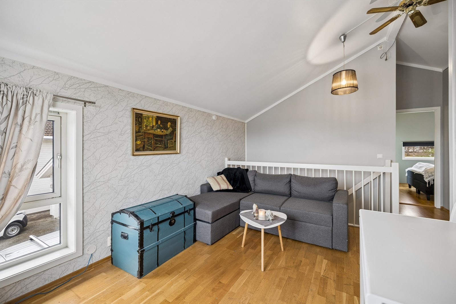 Loftstuen i andre etasje gir ekstra fleksibilitet for familien. Galleribilde