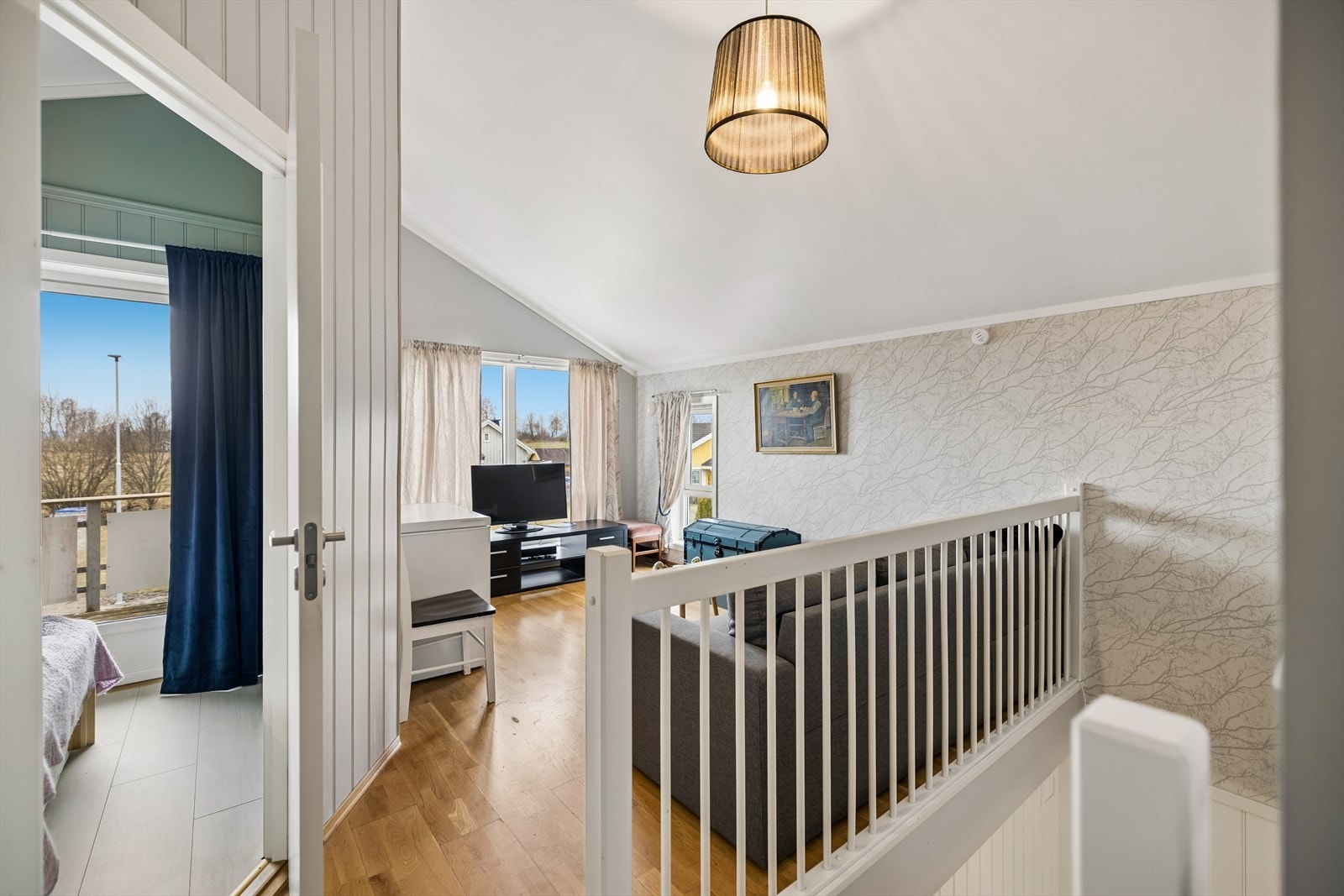 Fra loftstuen er det adkomst til soverommene og badet. Galleribilde