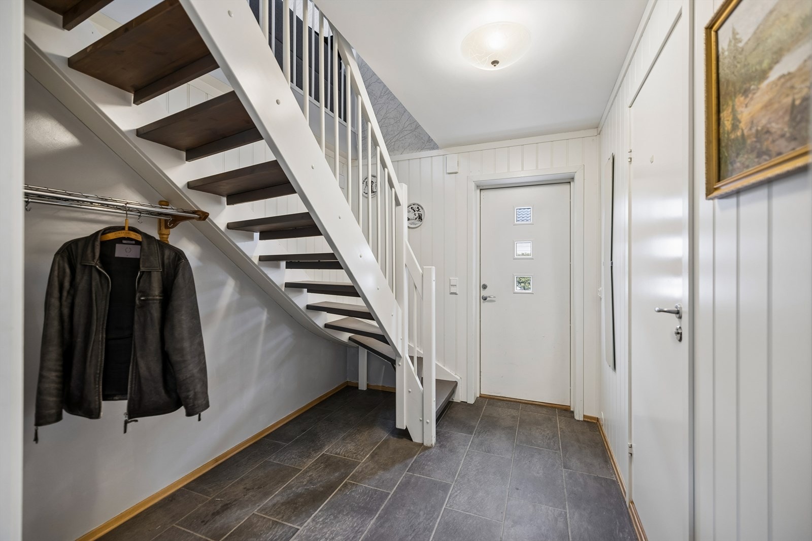 Fra entréen leder den malte tretrappen opp til andre etasje. Galleribilde