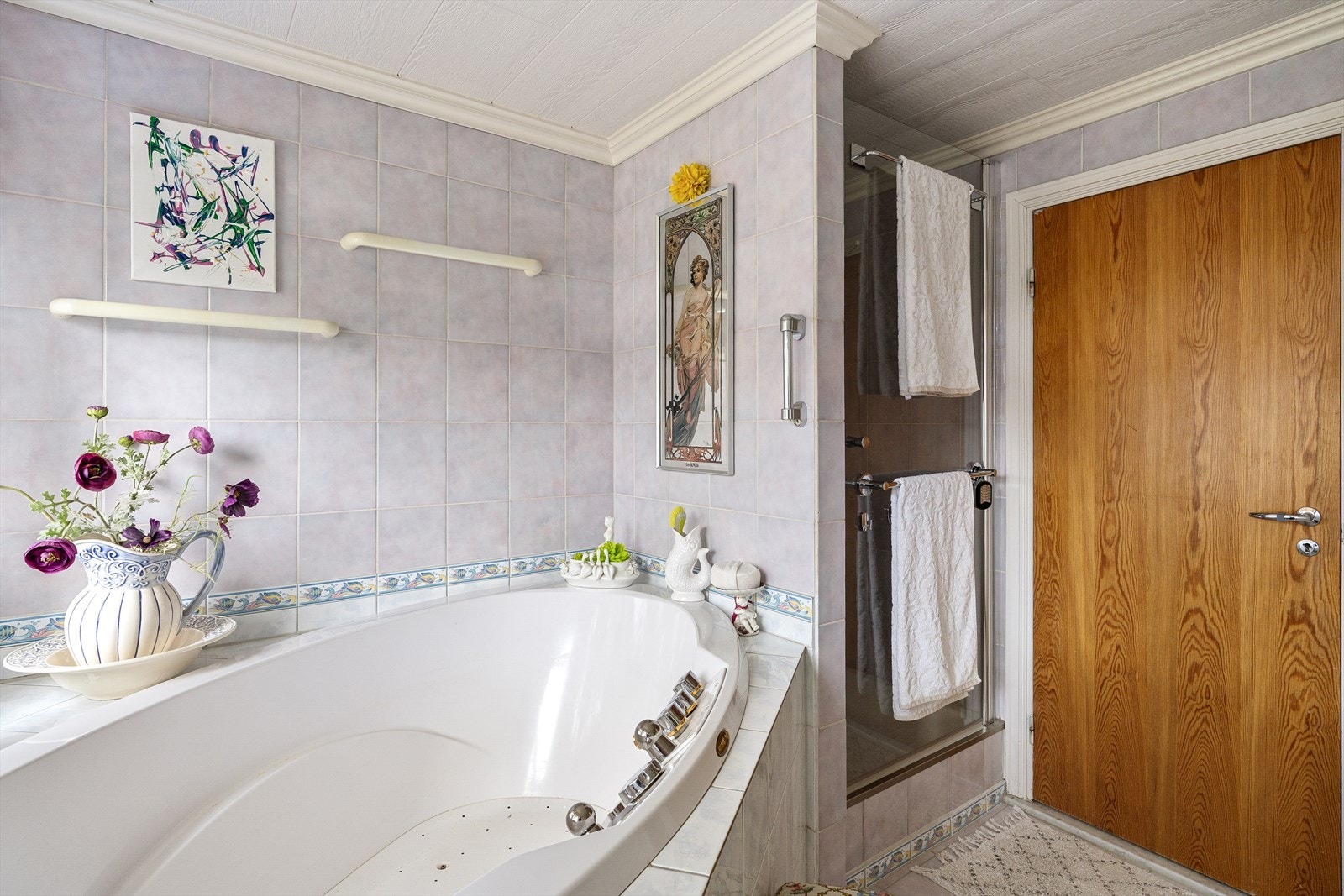 Badet er innredet med toalett, servant, dusjnisje og badekar. Galleribilde