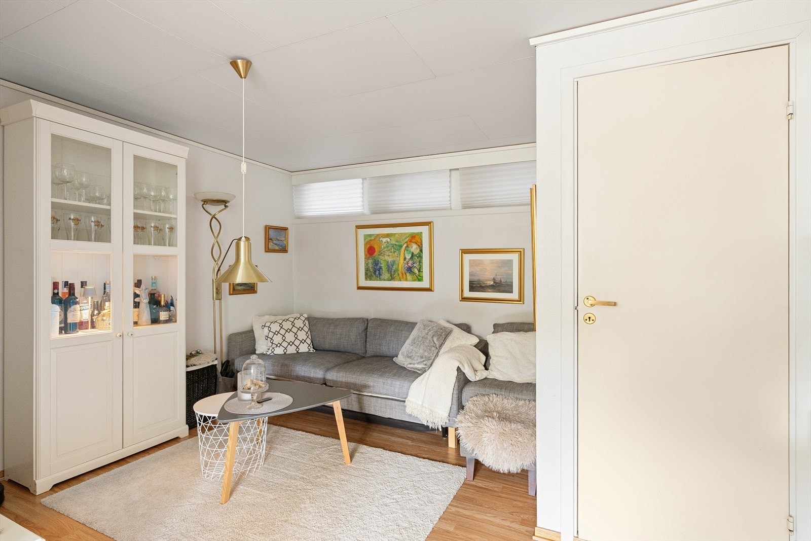 Hybelen har stue/kjøkken, ett soverom, bad og toalett. Hybelen er i originale plantegninger "kjellerstue" og er ikke søkt godkjent. Galleribilde