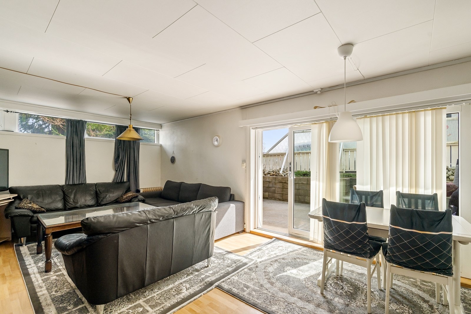 Godkjent utleiedel har en romslig stue med plass til sofa og utgang til uteområde. Galleribilde