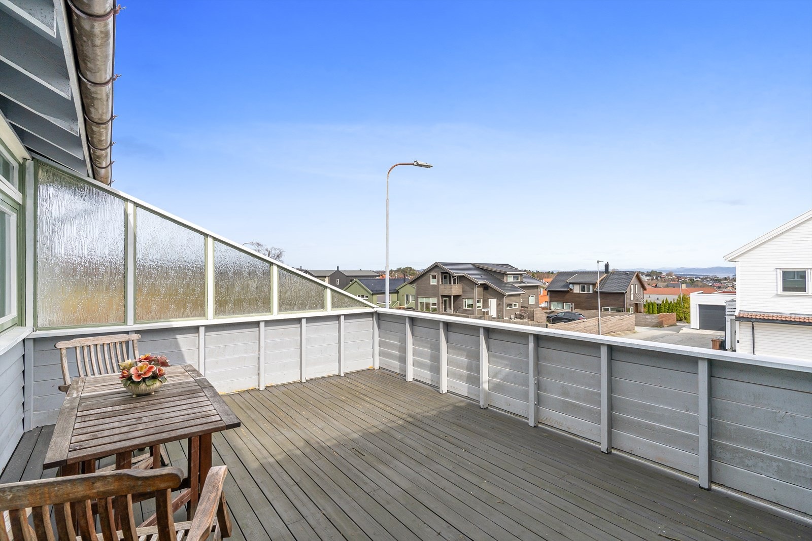 Terrassen er av god størrelse og er perfekt for sosiale sammenkomster med familie og venner på sommeren. Galleribilde