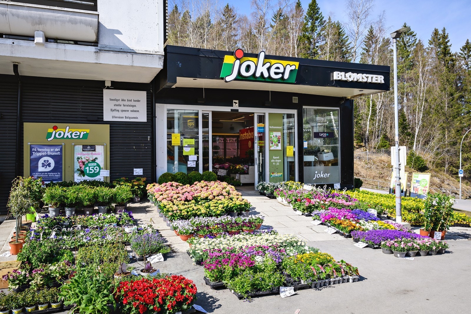 Dagligvarehandelen kan gjøres hos nærbutikken Joker som ligger i samme bygg, og som holder søndagsåpent Galleribilde