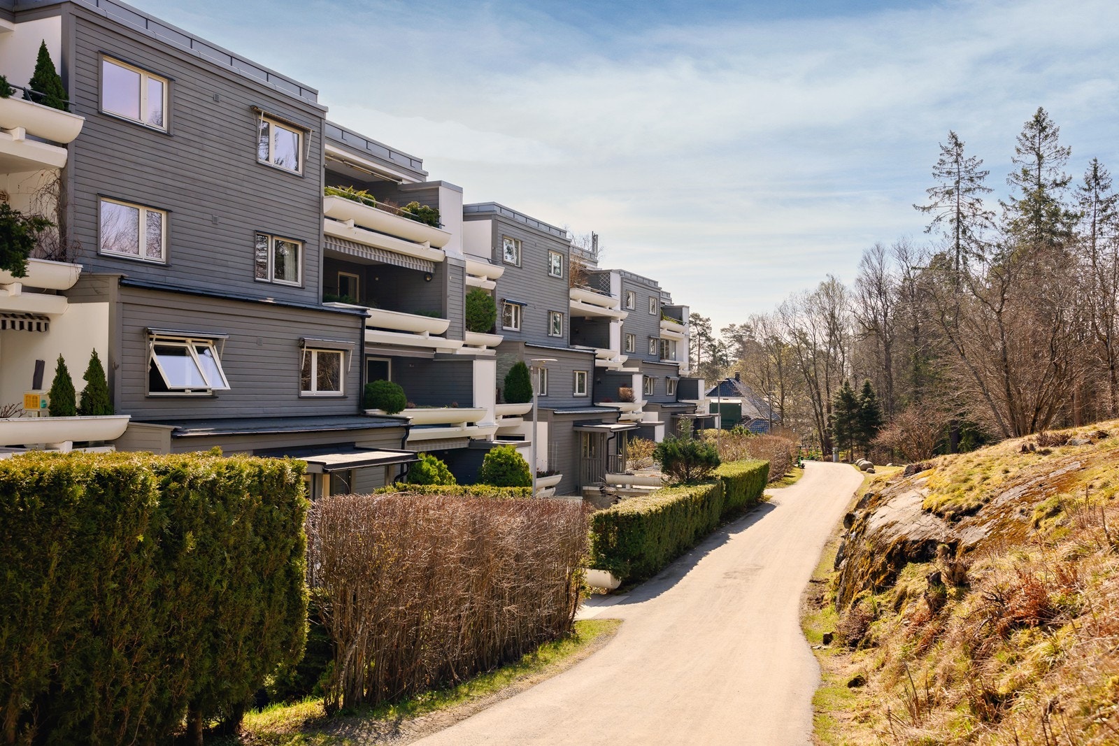Ullernåsen Boligsameie skiller seg ut med sitt arkitektoniske særpreg, veldrevne fellesskap og deres store, flotte uteområder. En attraktiv beliggenhet tett, på både by og natur Galleribilde