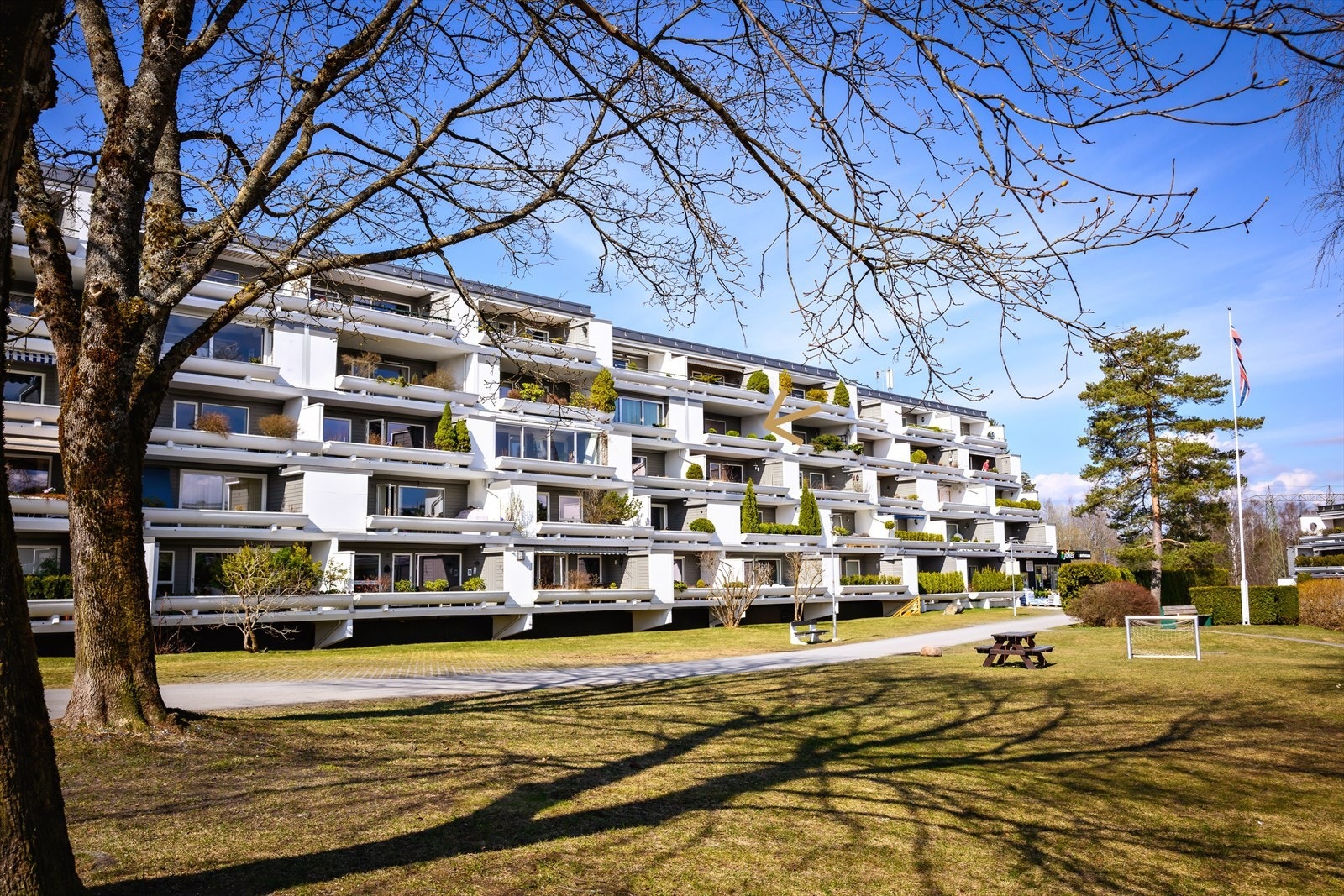Leiligheten har en fin beliggenhet i byggets 3. etasje, vendt mot hyggelige fellesområder Galleribilde
