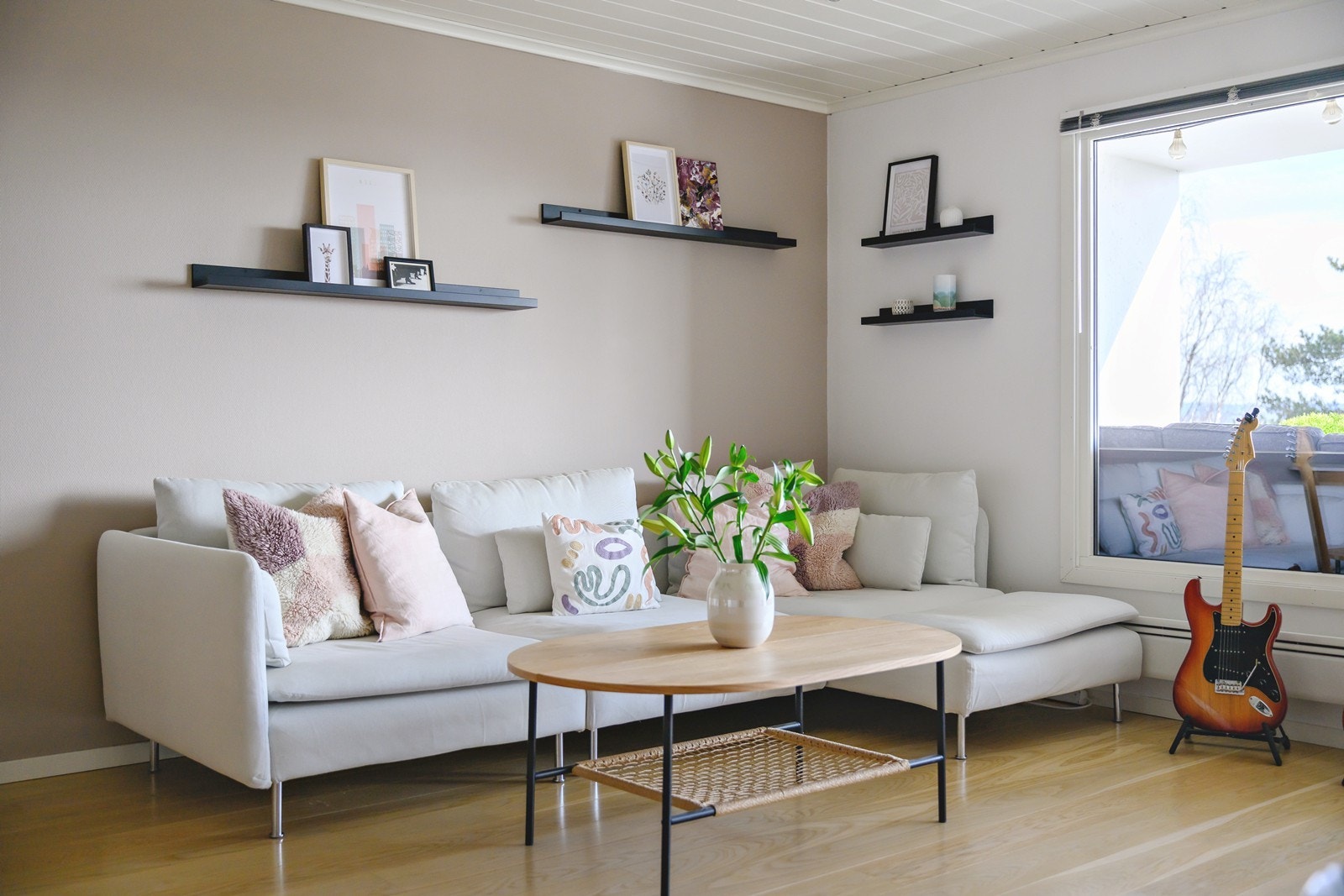 God plass til sofagruppe, spisebord, samt medie- og oppbevaringsmøblement Galleribilde