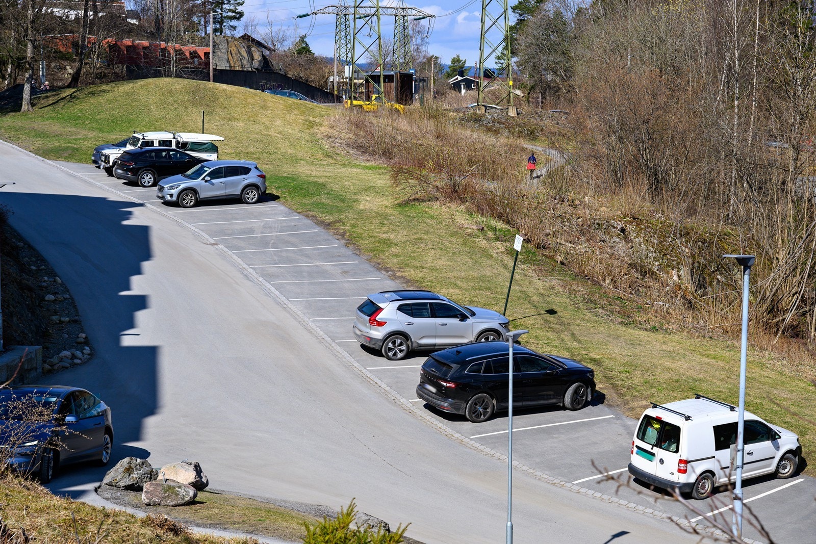 Sameiet har en stor gjesteparkering, gratis for beboere og gjester i sameiet med gyldig oblat. Sameiet leier ut ekstra garasjeplasser og ekstra boder, ved ledig kapasitet Galleribilde