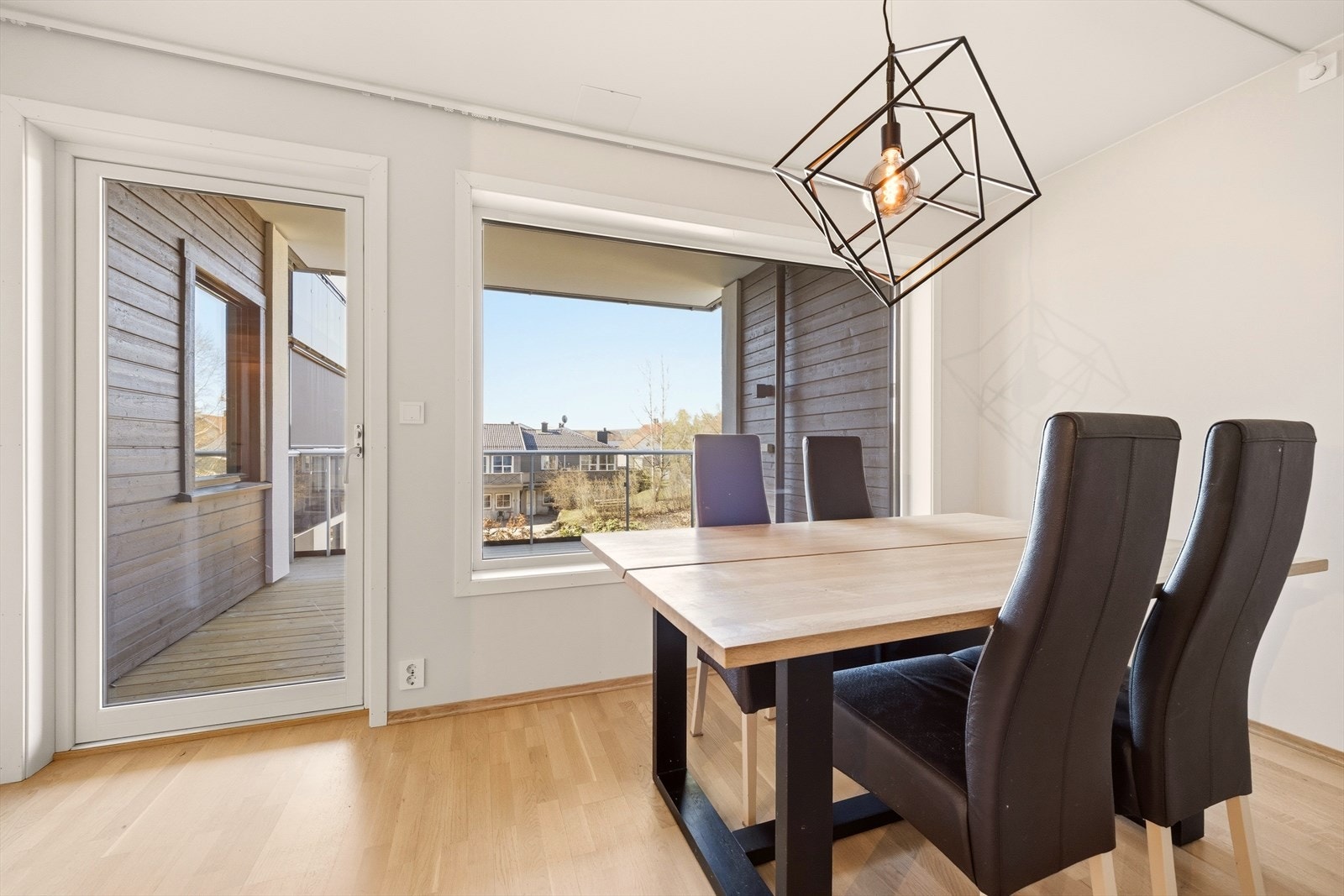 Stuen har store vindusflater som bidrar til godt med naturlig lys Galleribilde