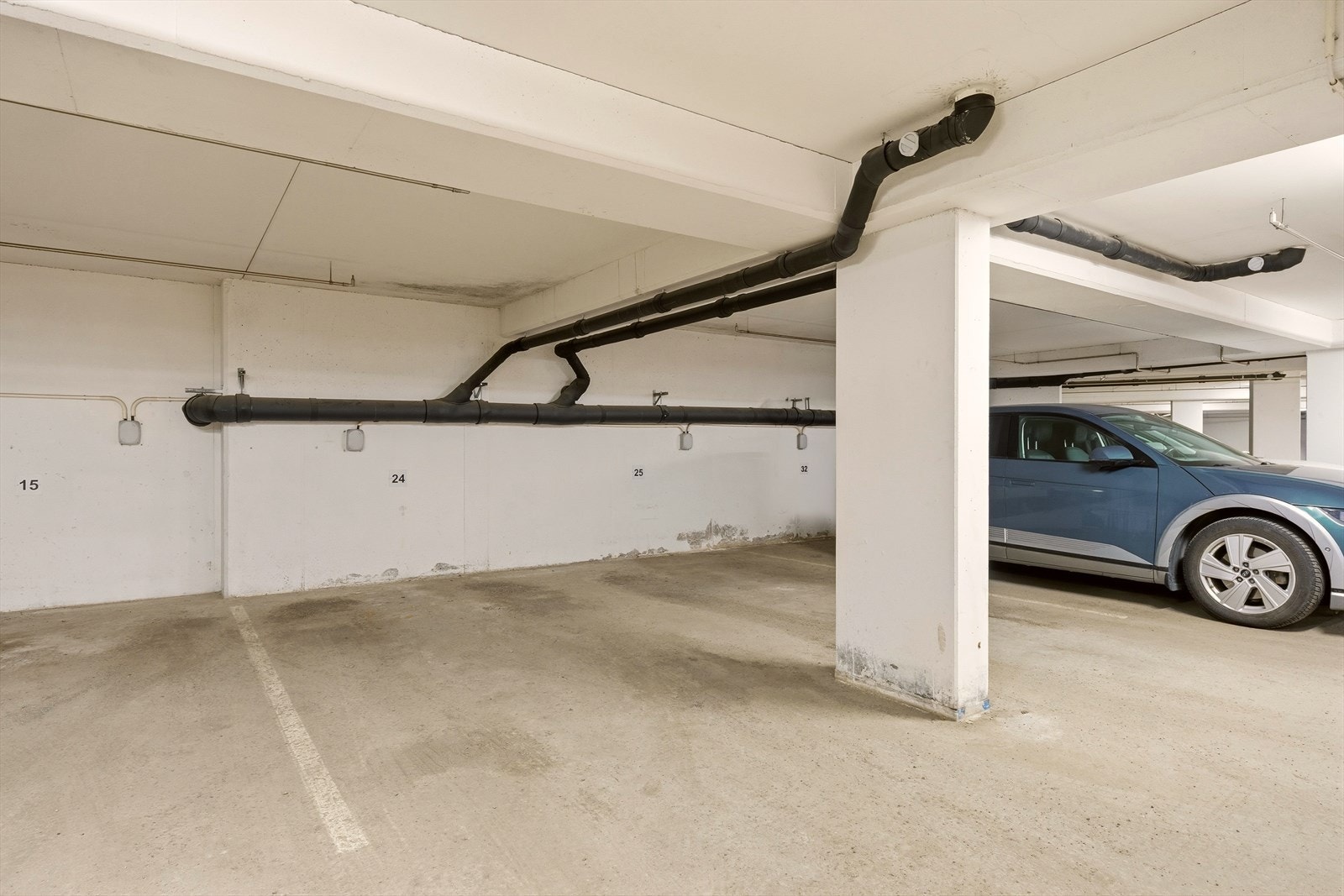 Parkering i garasje Galleribilde