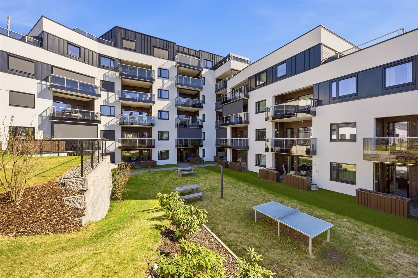 Leiligheten har en romslig planløsning med stue/kjøkken, 3 soverom, stort bad og innvendig bod Galleribilde