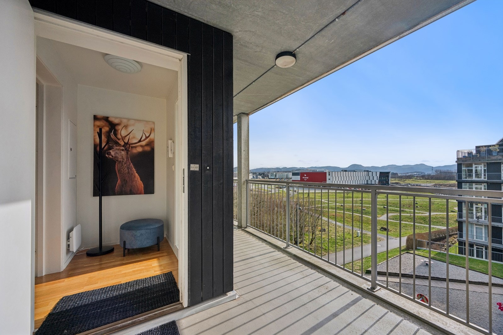 Inngangspartiet har takoverbygg og fin utsikt. Galleribilde