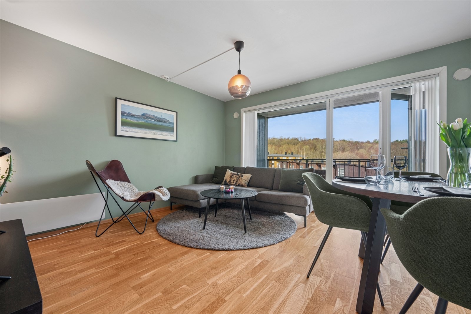 Stuen har parkett på gulvet og lyse farger på vegger og tak. Galleribilde