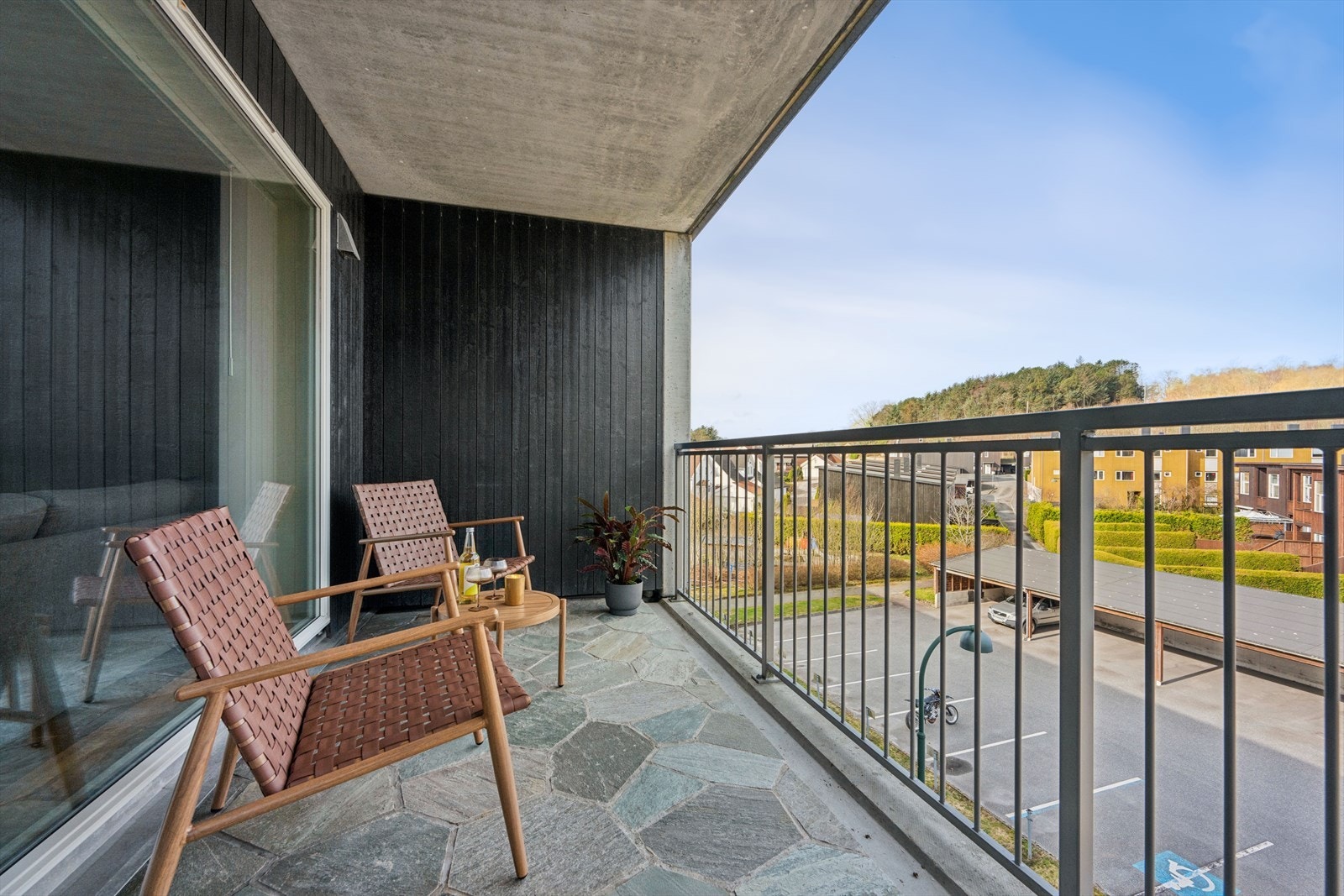Balkongen har god plass til sittegruppe og gir gode muligheter for ønsket møblering. Galleribilde