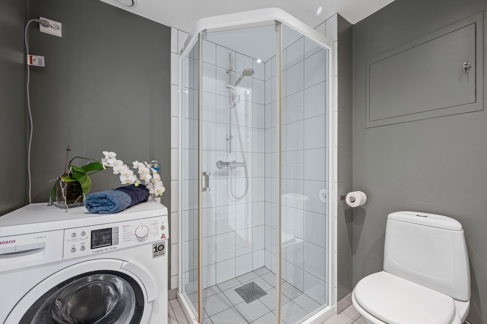 Rommet er utstyrt med elektriske varmekabler. Badet har baderoms innredning med nedfelt servant, toalett og dusjhørne Det er også opplegg for vaskemaskin. Galleribilde