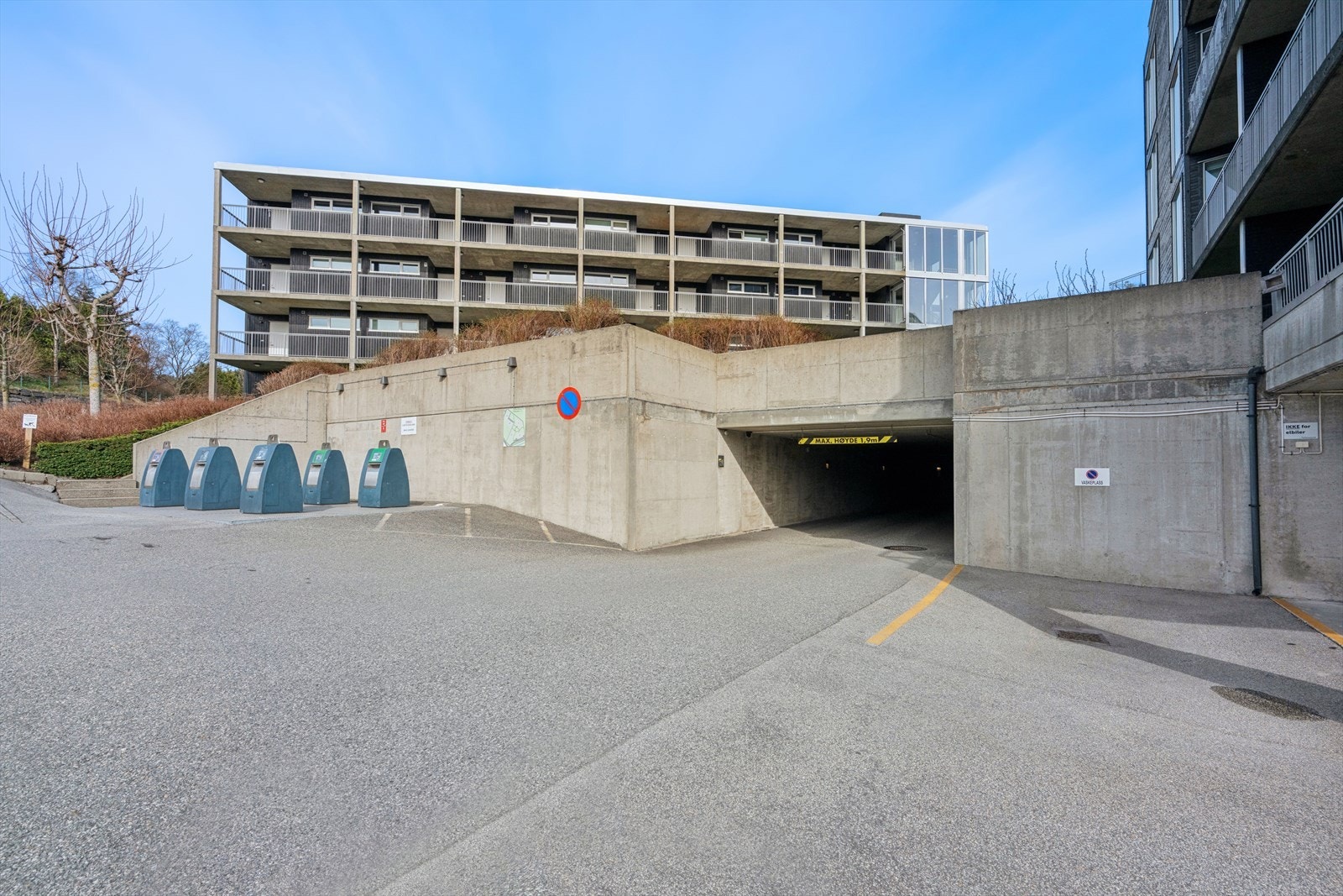 Det er et stort felles parkeringsanlegg under boligområdet. Her er det innkjøring med direkte adkomst til alle boligblokkene. Galleribilde
