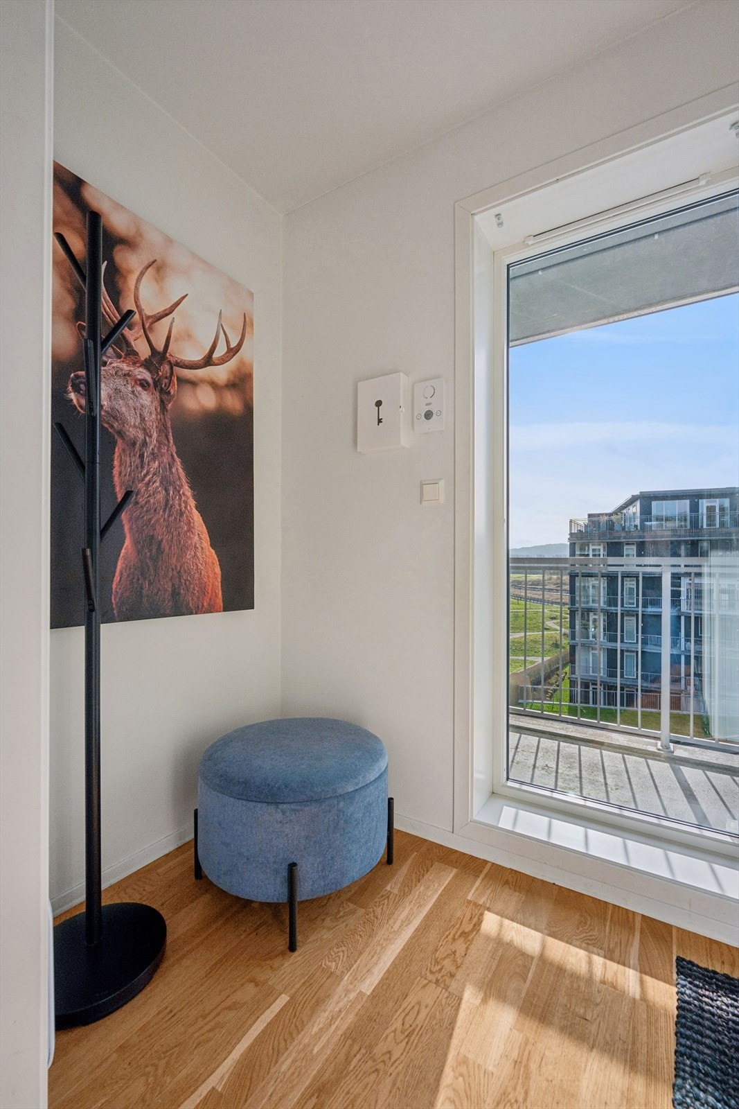 Lys entre med plass til å henge fra deg yttertøyet. Entreen har vindu som slipper inn rikelig med naturlig lys og gir en lys og innbydende entre. Galleribilde
