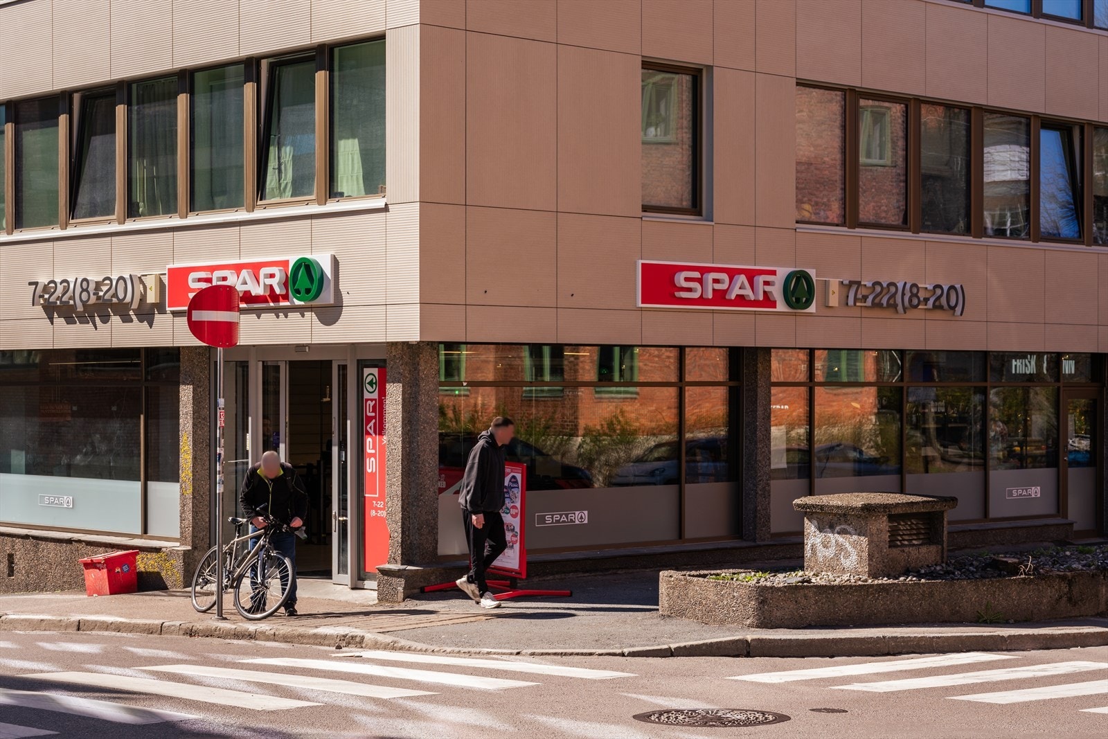 Flere dagligvarebutikker ligger i umiddelbar nærhet, inkludert Kiwi, Coop Extra og Spar. Meny er også i nærheten. Galleribilde