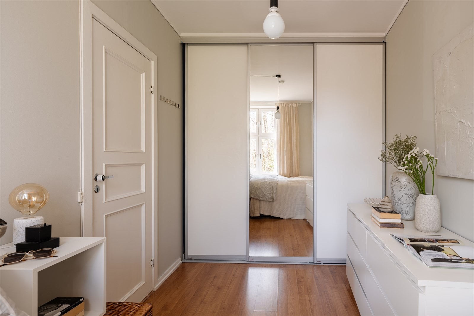 En stor skyvedørsgarderobe med speilfronter gir rikelig med oppbevaringsplass og bidrar til en god romfølelse. Galleribilde