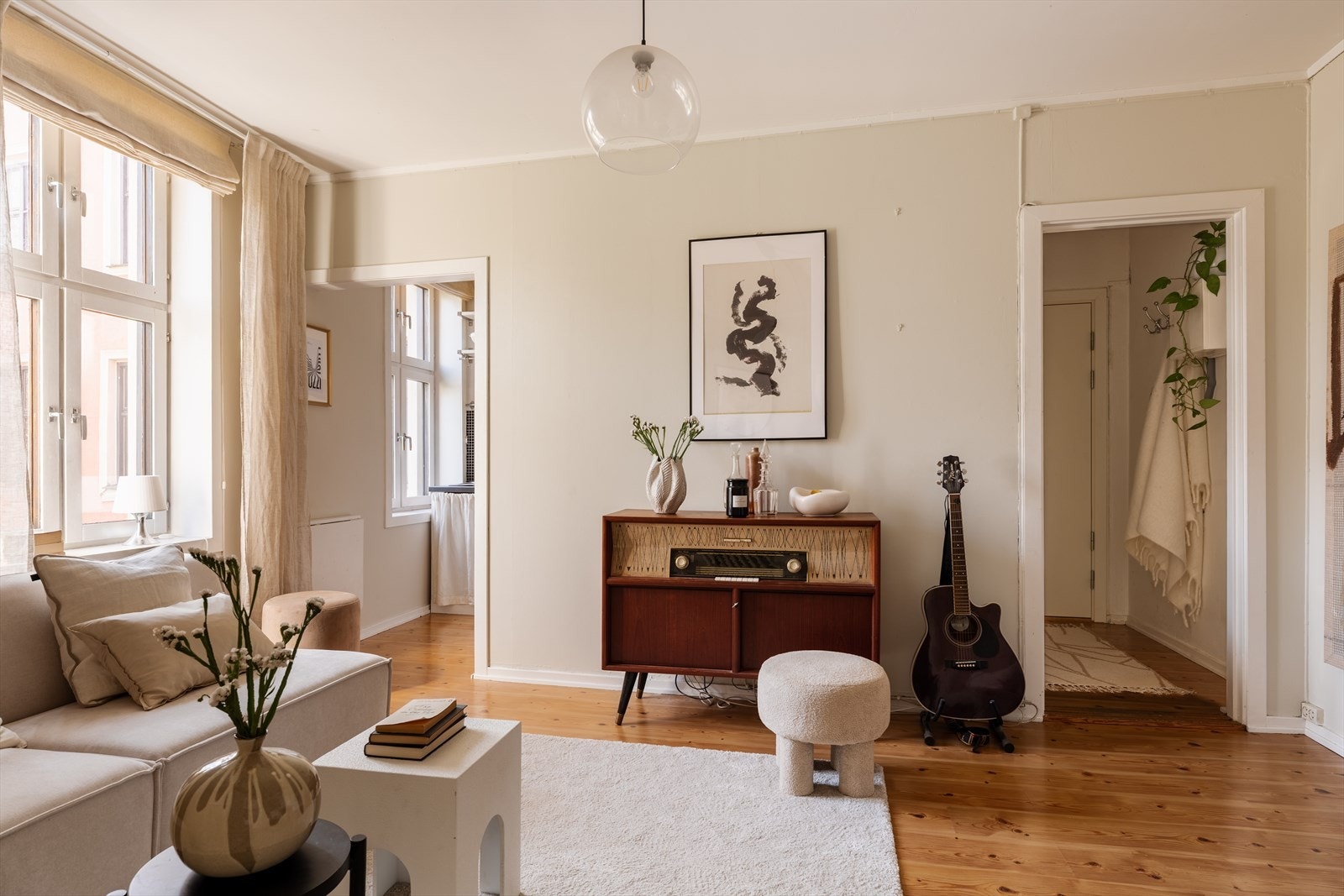 Her presenteres en arealeffektiv og lys 2-roms leilighet i en klassisk bygård fra 1896. Planløsningen på 32 m² er optimalt utnyttet med adskilt soverom. Galleribilde