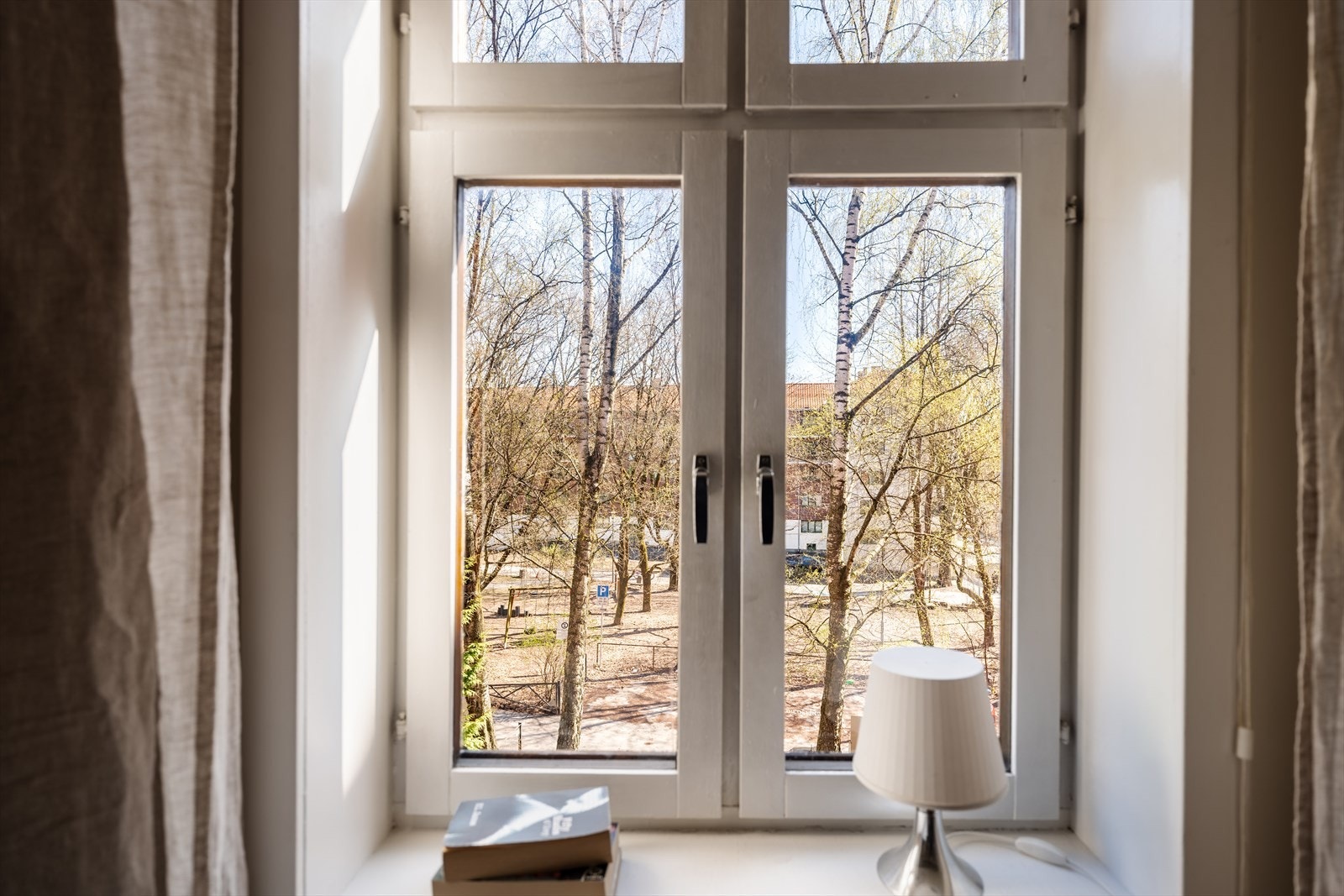 Utsyn fra vinduet. Galleribilde