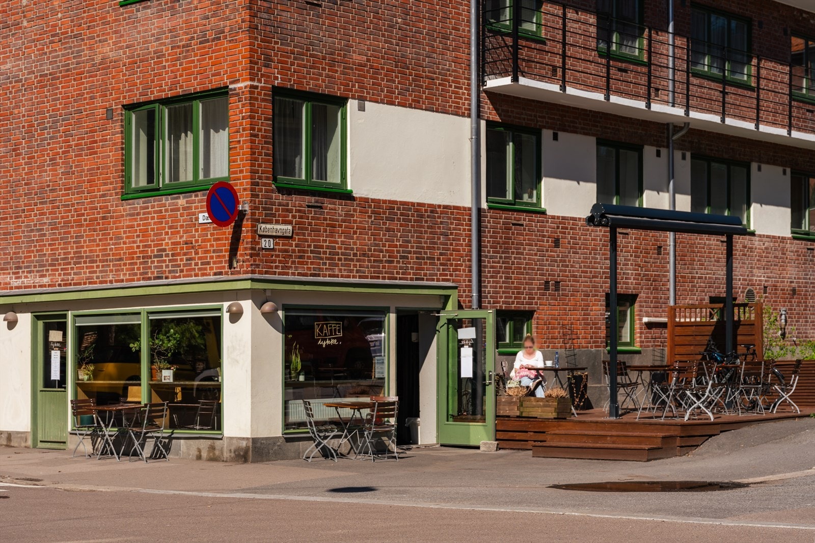 Området er kjent for sitt rike utvalg av kaféer, restauranter og barer, med populære steder som Hot Shop like i nærheten. Galleribilde