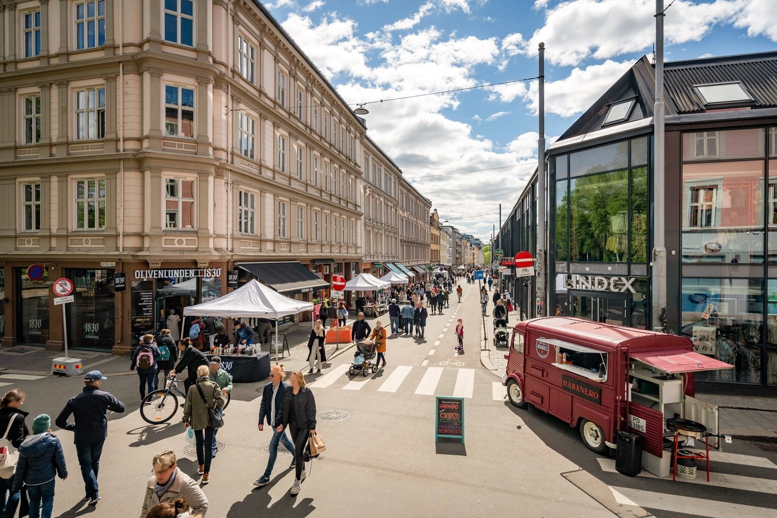 Bydelen er kjent for sine markeder, nisjebutikker og et yrende folkeliv, spesielt i helgene. Galleribilde