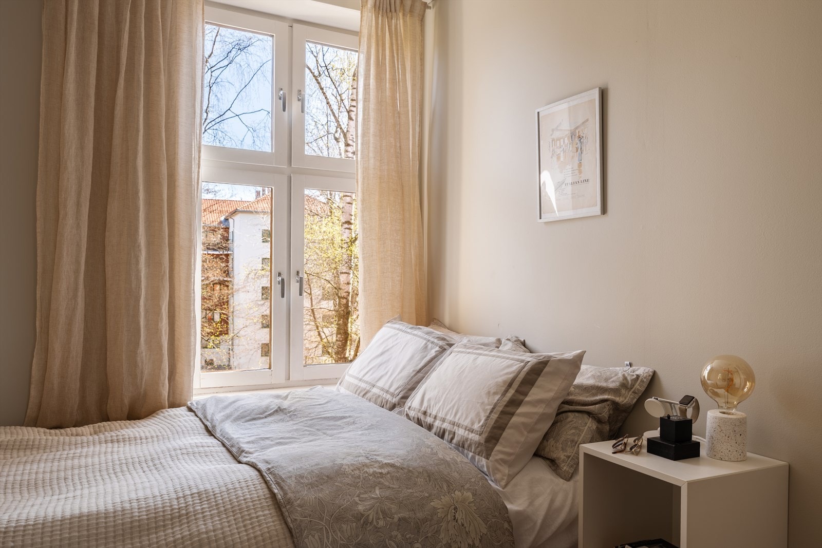 Vinduet på soverommet slipper inn godt med dagslys. Galleribilde