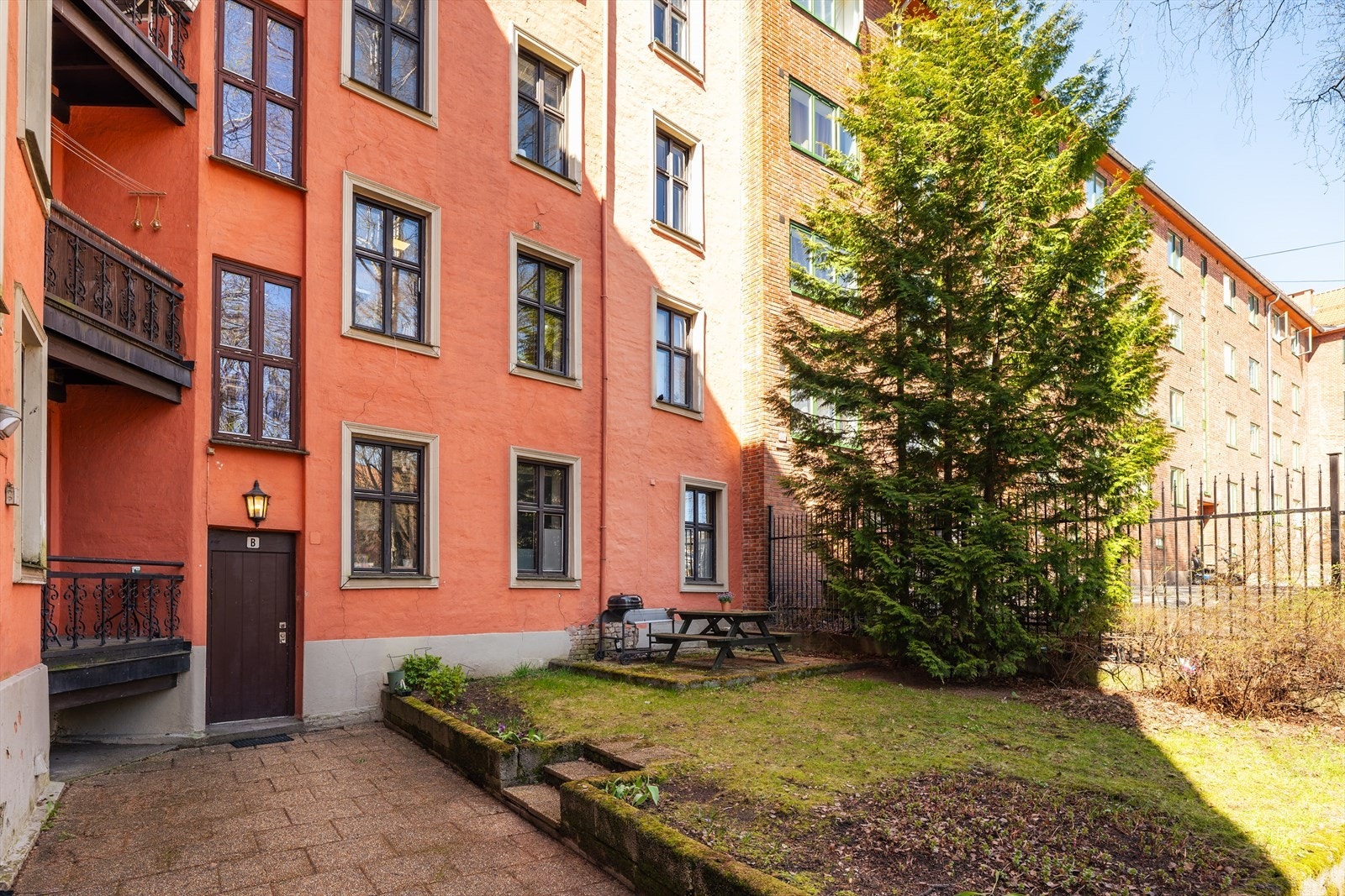Sameiet har en hyggelig, felles bakgård med sittegruppe. Galleribilde