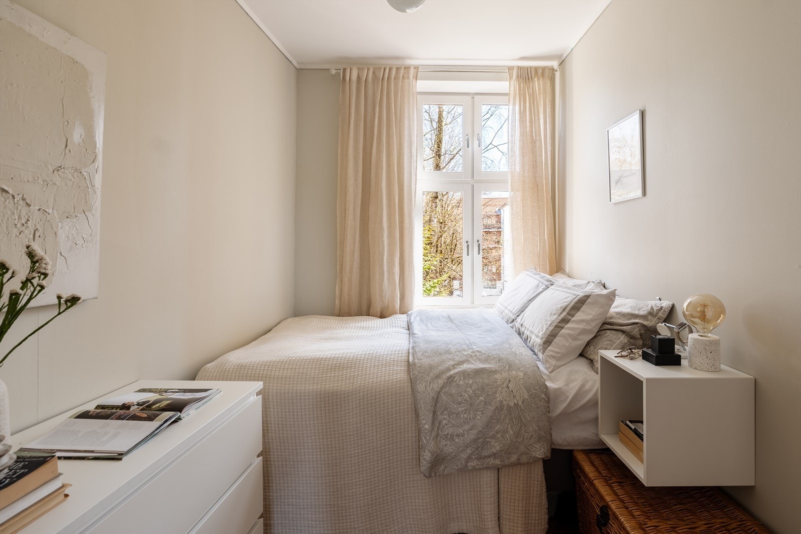 Soverommet har god plass til dobbeltseng og vender mot den stille bakgården, skjermet for trafikk. Galleribilde