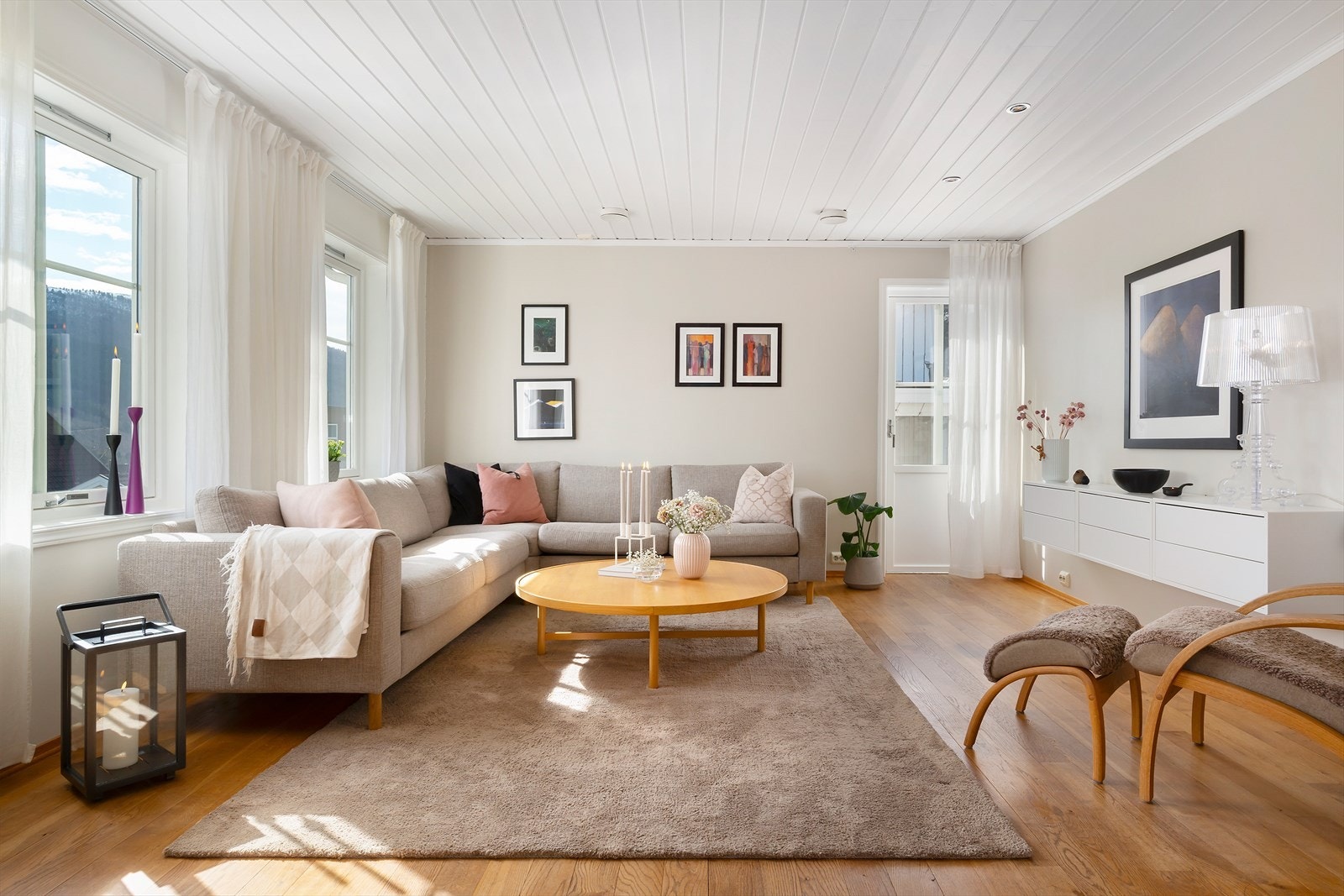 Stuen er lys og romslig, samtidig som det flotte heltregulvet luner det hele. Galleribilde