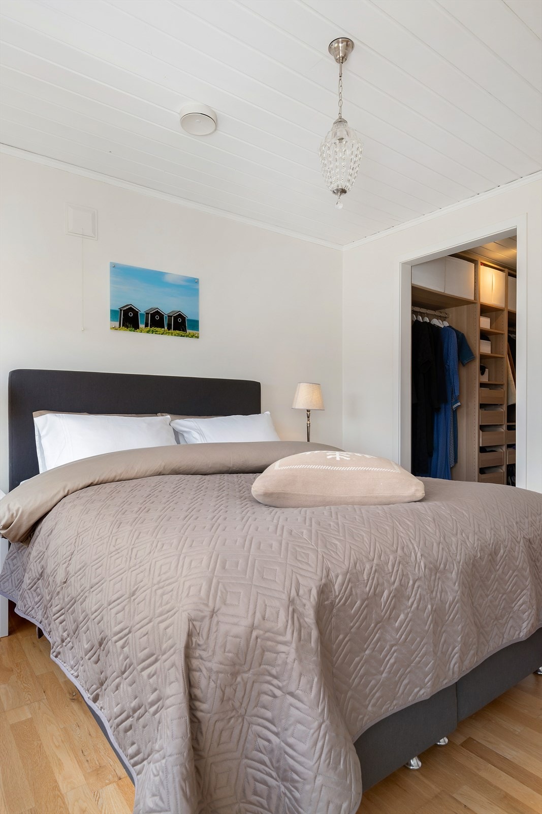 Walk-in closet med flott innredning. Galleribilde
