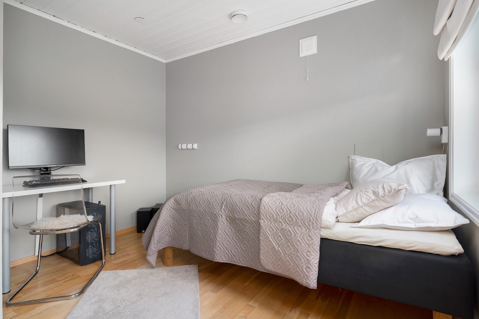 Soverommet har god plass til både seng, pult og her er
garderobe. Galleribilde