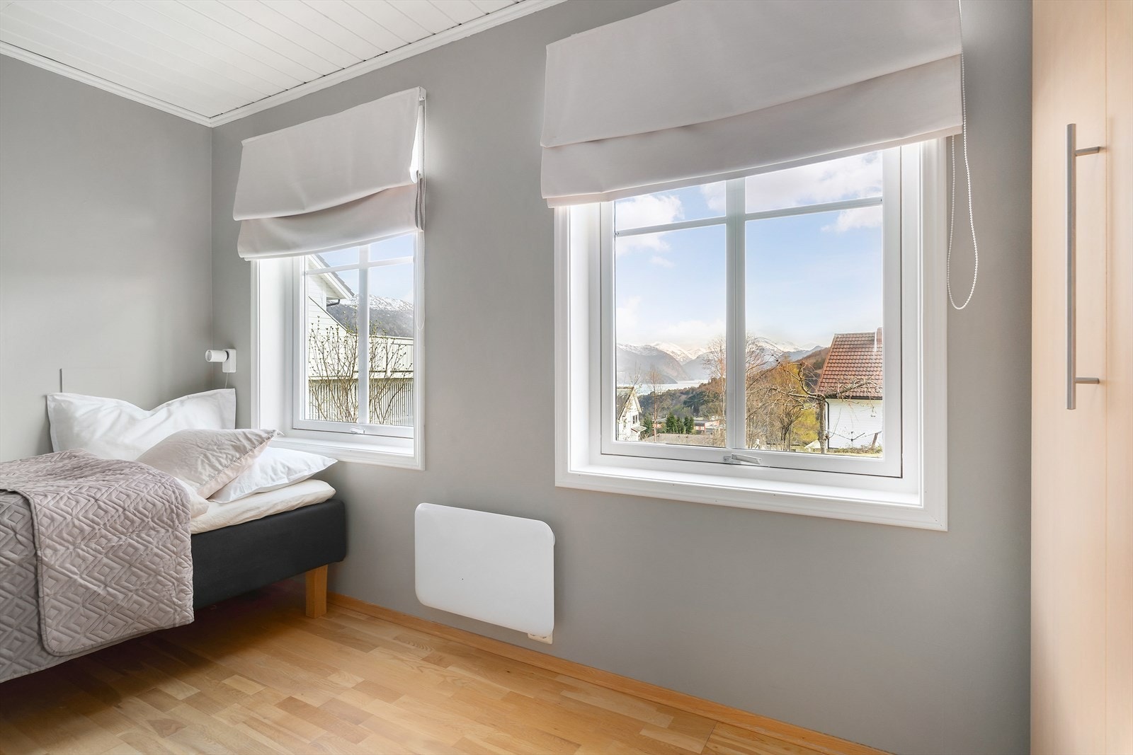 Soverom nummer nummer fire. Her er garderobe fra Ikea (Pax). Galleribilde