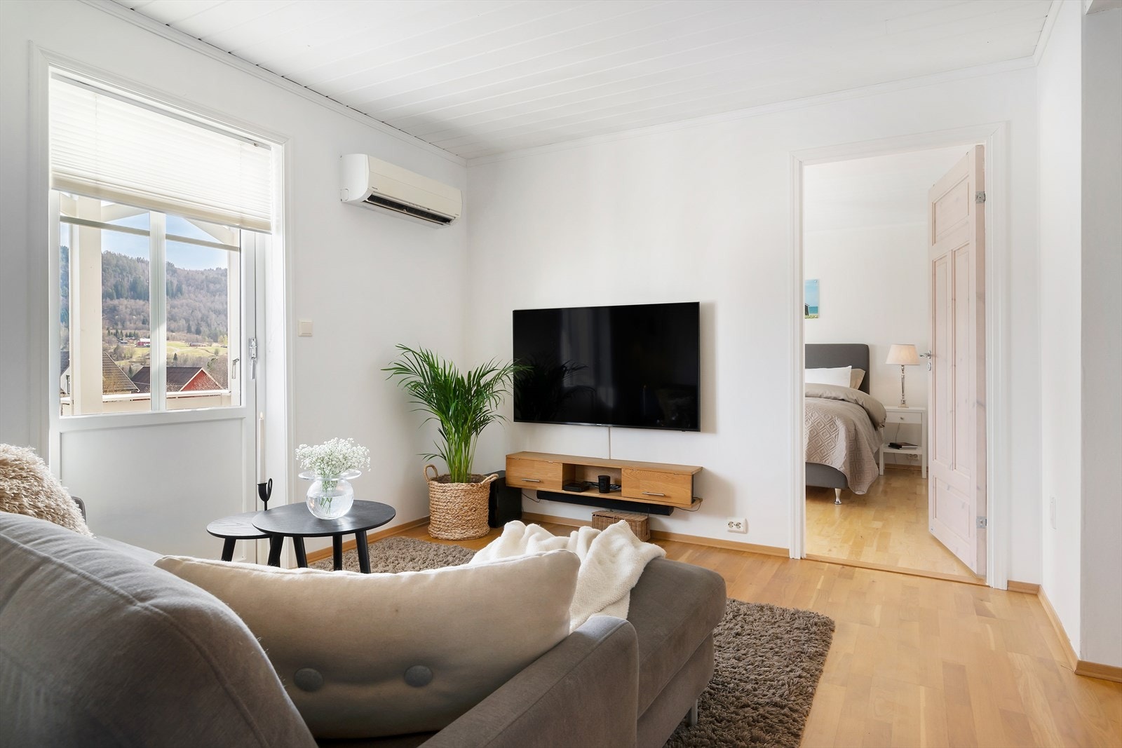 Det er tre soverom i etasjen. Hovedsoverommet ligger på ene siden av kjellerstuen og de to andre på motsatt side. Galleribilde