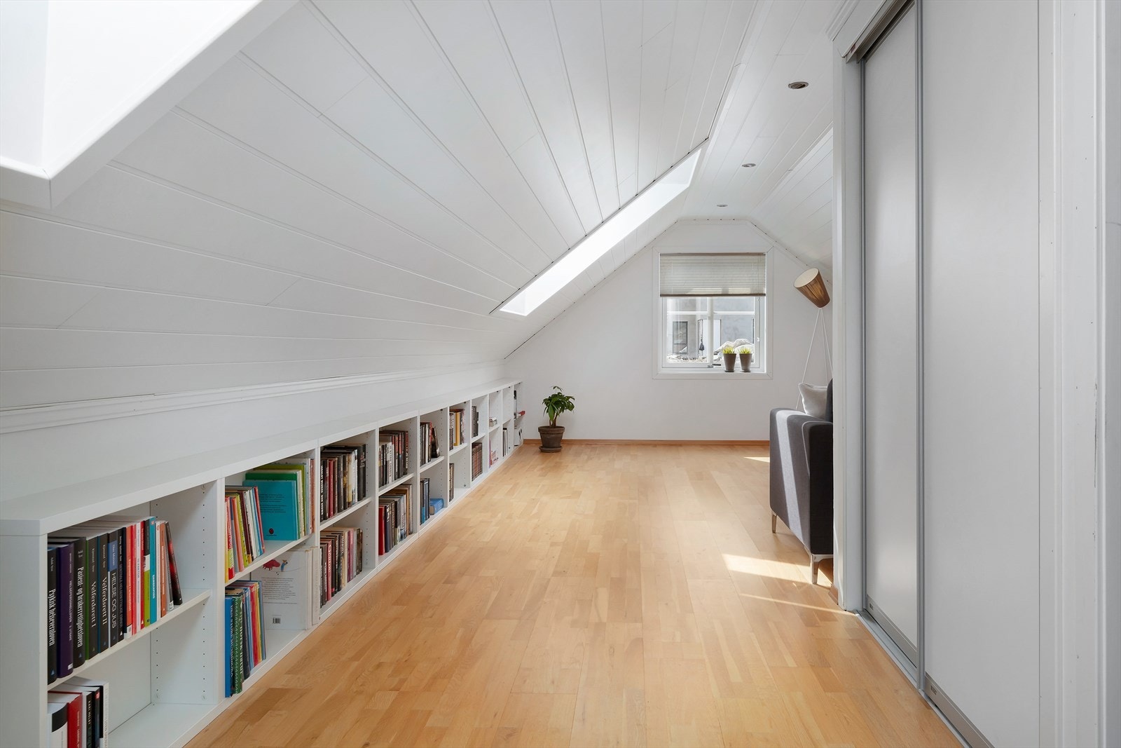 Her er skyvedører inn til kottet. Dagens eier har valgt å utnytte plassen med fine bokhyller langs veggen på motsatt side
. Downlights i himling. Galleribilde