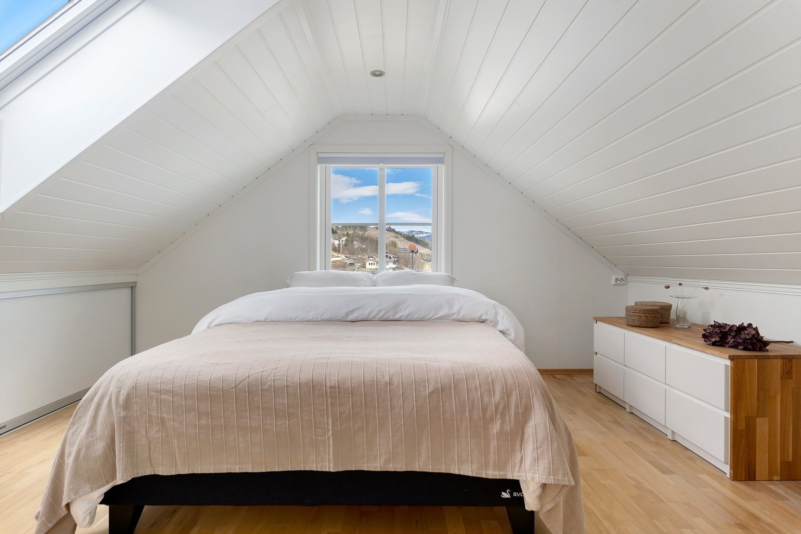 Soverom med skyvedørsgarderobe i knevegg. Et lyst og trivelig rom med både vindu og takvindu. Galleribilde