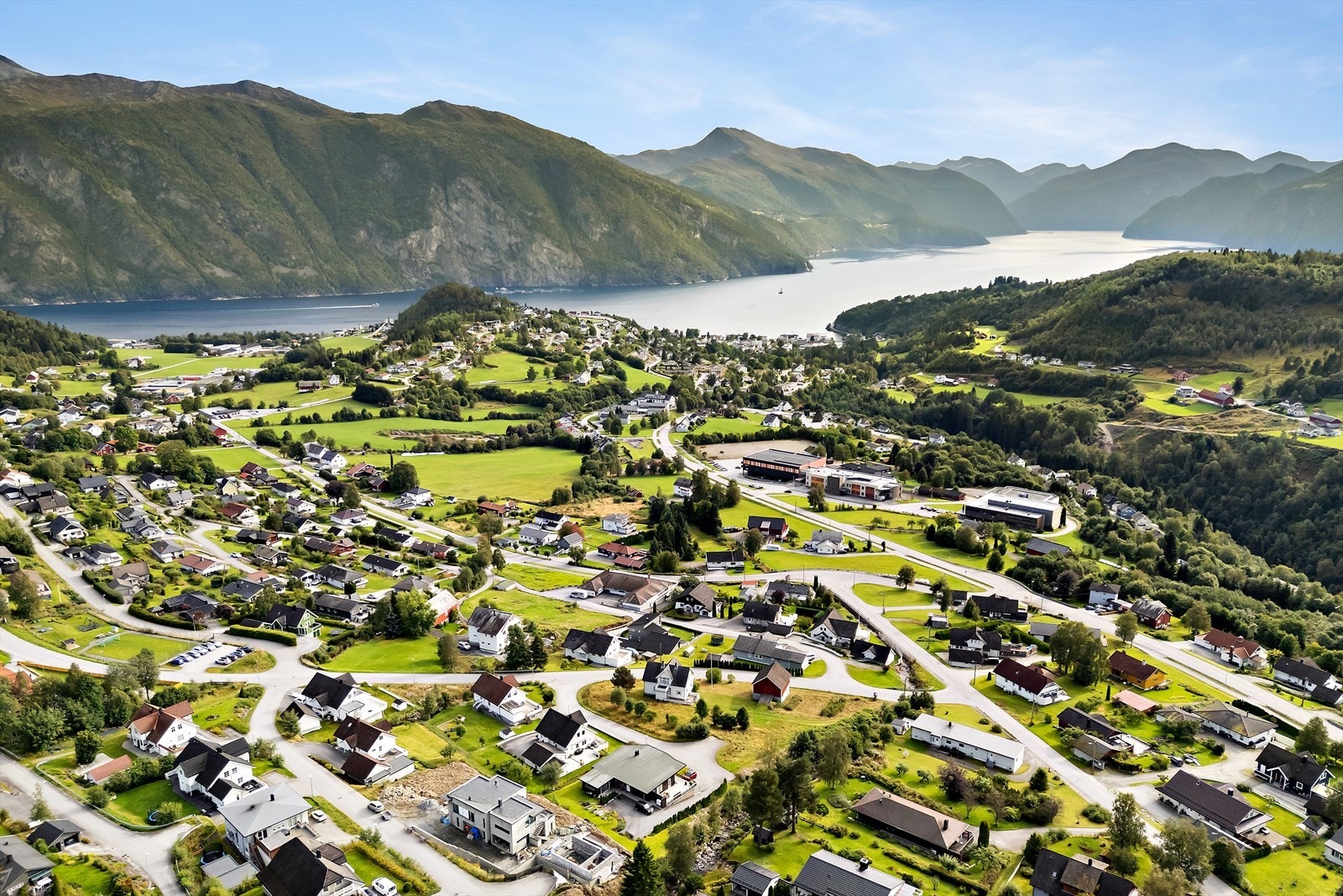 Eiendommen ligger fint til i Kalvegjerdet. Det er kort veg til barnehage, ungdomsskole og videregående skole. Galleribilde