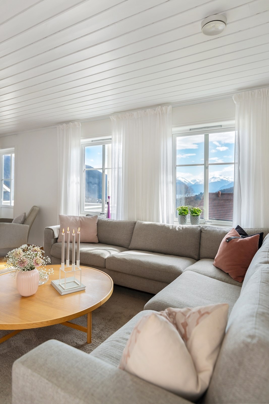 Vindusflatene tar inn den fantastiske utsikten mot Storfjorden og fjella som omkranser den. Galleribilde