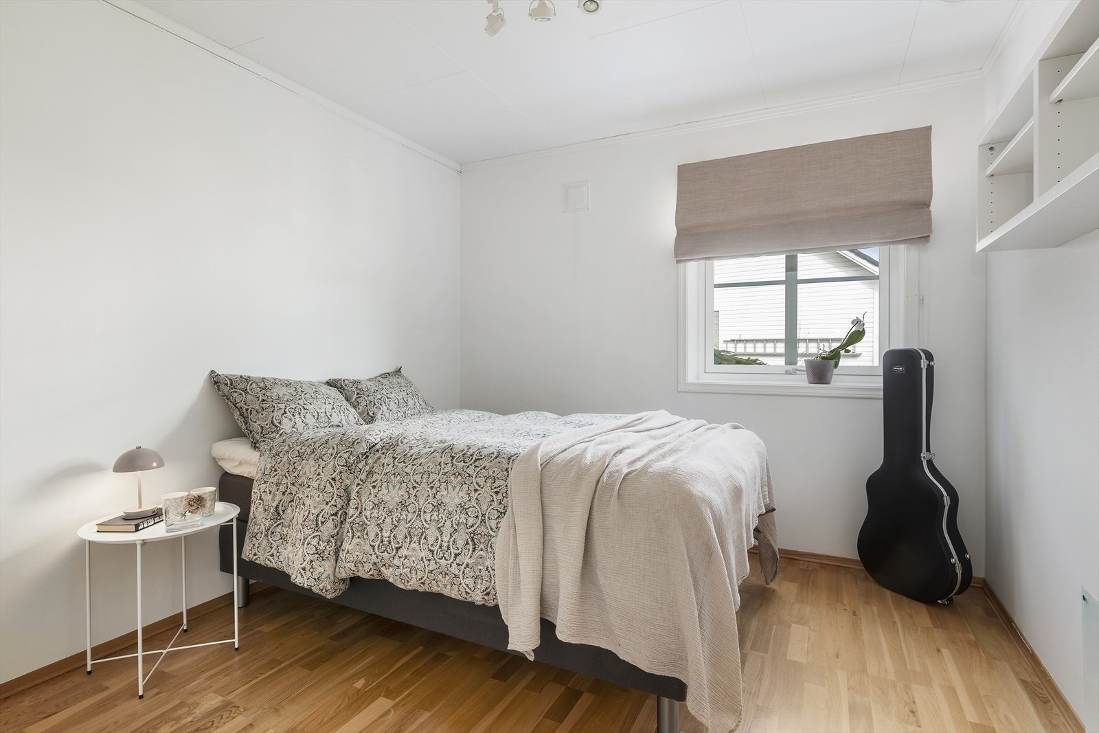 Soverom nummer tre har også fin størrelse. Her er garderobe med to skap fra Ikea (Pax). Galleribilde