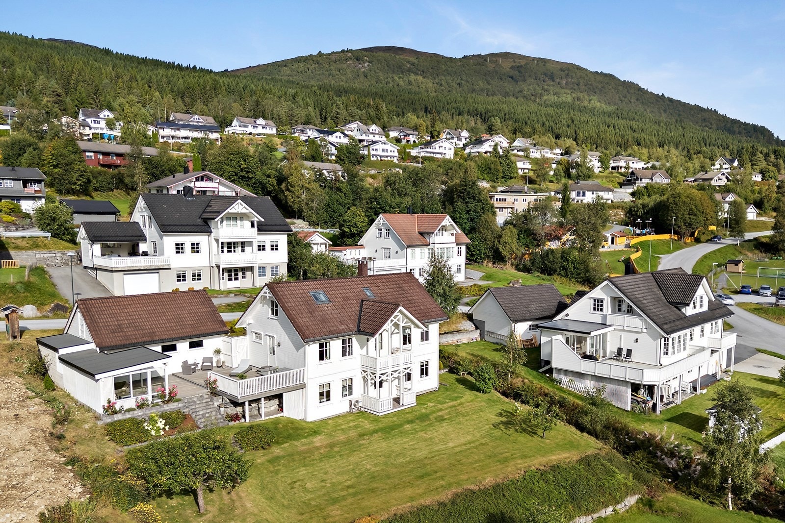 Det er hagestue med bod i bakkant og stor veranda i tillegg til en romslig hage. Galleribilde