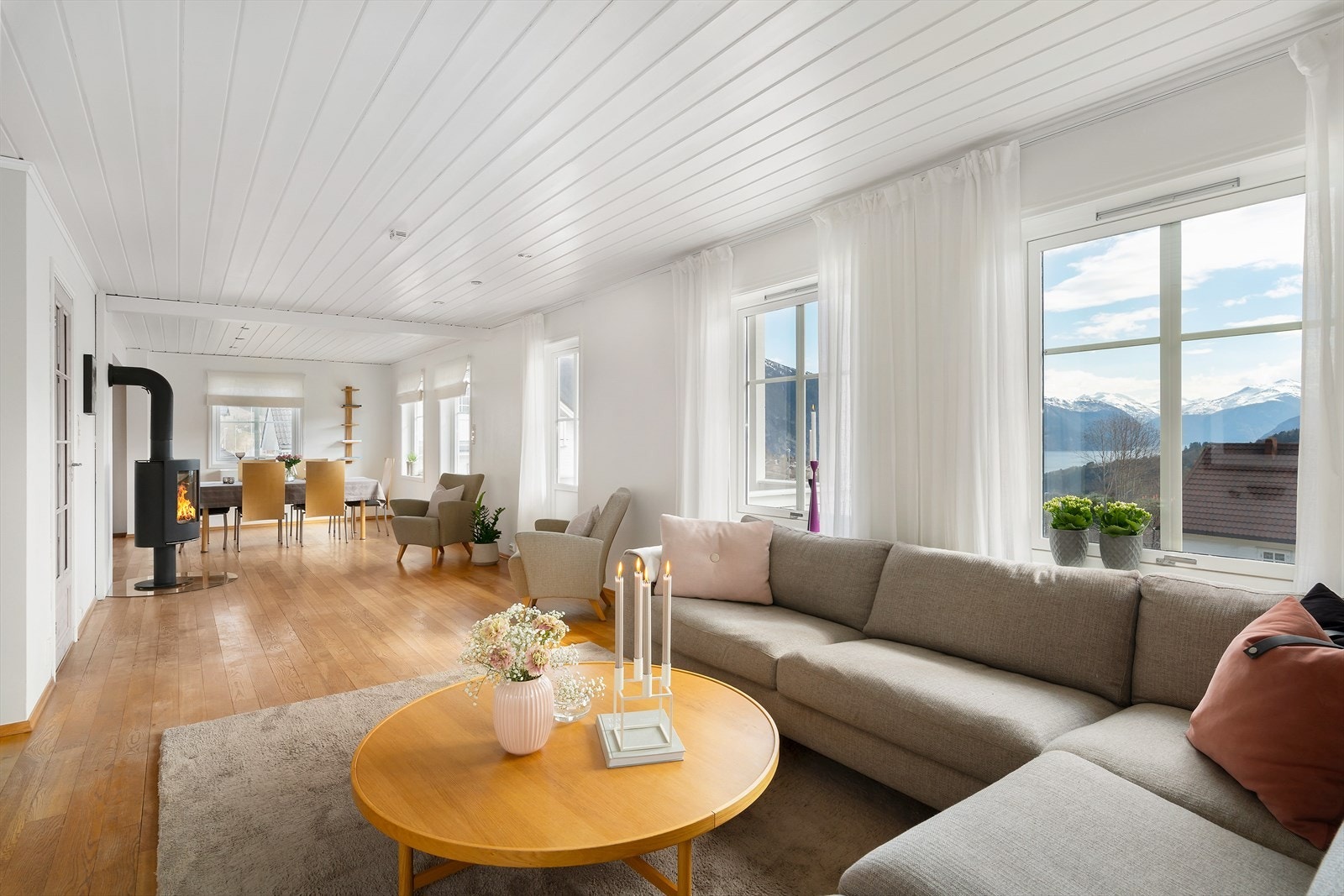 Det er god plass til møblering med både sofagruppe og spisestue. Galleribilde