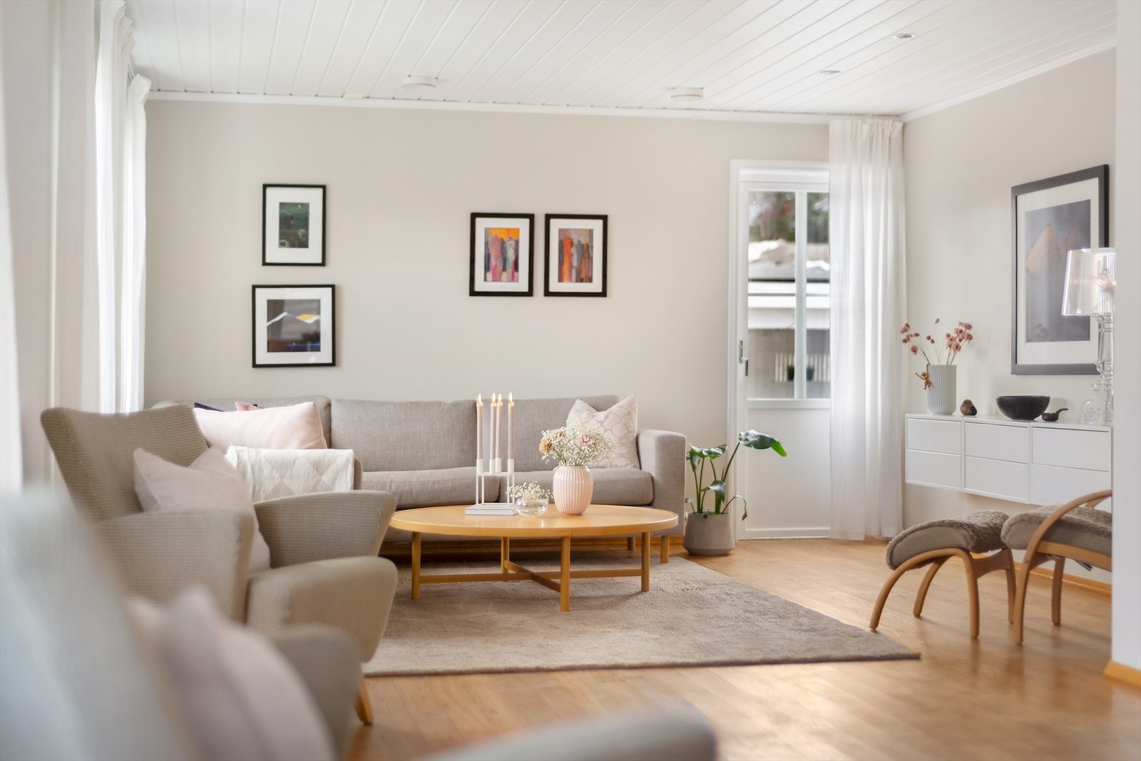 Det er utgang til både veranda og balkong fra stuen. Galleribilde