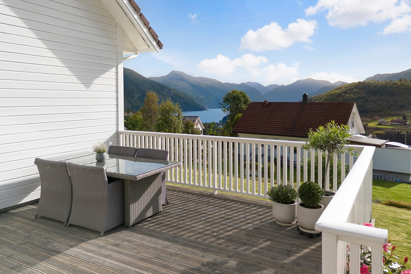 Det er trapp fra verandaen ned til hagen - dette knytter uteområdene sammen på en god måte. Galleribilde